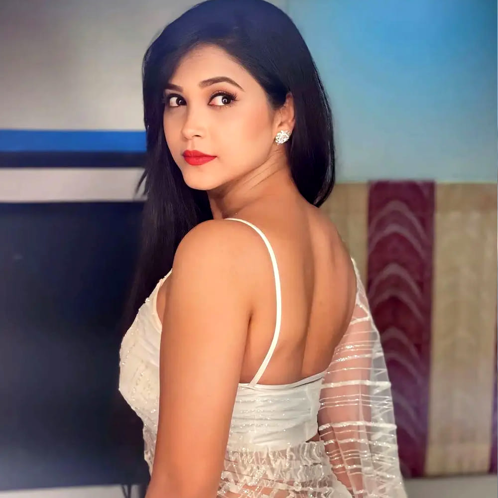 సీరియల్స్ లో పద్దతిగా కనిపిస్తుంది.. సోషల్ మీడియాలో మాత్రం సెగలు రేపుతోంది అంటూ కామెంట్స్ చేస్తున్నారు. ఈ అమ్మడు తెలుగుతో పాటు కన్నడలోనూ సీరియల్స్ చేస్తుంది. హీరోయిన్స్ కు ఏ మాత్రం తీసిపోని ఈ వయ్యారి అందానికి కుర్రకారు కిర్రెక్కిపోతున్నారు.