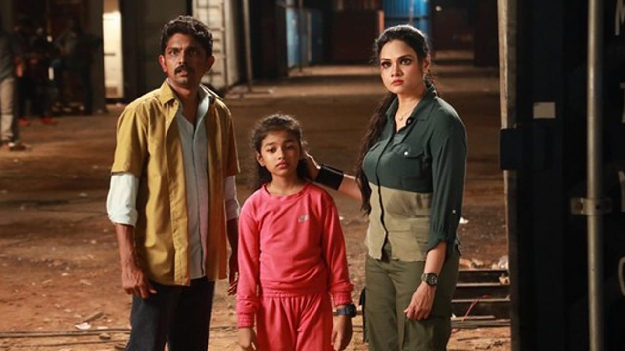 'జాన్సి' అనే ఒక సామాన్యమైన మహిళ, ఆమె ఎనిమిదేళ్ల చిన్నారి ఒక ఊహించని ప్రమాదకరమైన పరిస్థితిలో చిక్కుకుంటారు. ఒక భయంకరమైన రాత్రి వేళ ముగ్గురు క్రూరమైన వ్యక్తులు వారిని వేటాడుతుంటారు. ఆ ముగ్గురు హంతకుల బారి నుంచి తన బిడ్డను కాపాడుకోవడానికి ఆ తల్లి ఎలాంటి సాహసాలు చేసింది? తన తెలివితేటలు, మనోధైర్యంతో ఆ రాత్రిని ఎలా దాటగలిగింది? అనేదే సినిమా. సింథియా లూర్డే (Cynthia Lourde) ప్రధాన పాత్ర అయిన జాన్సిగా అద్భుతమైన నటనను కనబరిచారు. ఒకవైపు భయం, మరోవైపు బిడ్డను రక్షించుకోవాలనే పట్టుదలను ఆమె తన నటనతో పండించారు.