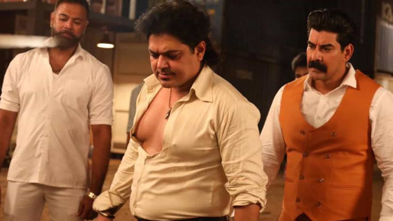 ఎలాంటి ల్యాగ్ లేకుండా దాదాపు రెండు గంటల పాటు సాగే ఈ ఉత్కంఠభరితమైన యాక్షన్ థ్రిల్లర్ను వీక్షకులు ఓటీటీలో చూసేందుకు బాగా ఆసక్తి చూపుతున్నారు. ఈ వీకెండ్లో ఒక మంచి థ్రిల్లర్ సినిమా చూడాలనుకునే వారికి 'అనలి' ఒక చక్కని ఎంపిక. ఈ సినిమా తెలుగు, తమిళం, కన్నడ, హిందీ, మలయాళం భాషలలో అందుబాటులో ఉంది. భారతదేశంతోపాటు ప్రపంచవ్యాప్తంగా ఉన్న ప్రేక్షకులు ఈ సినిమాను చూసేందుకు తెగ ఆసక్తి చూపిస్తున్నారు.