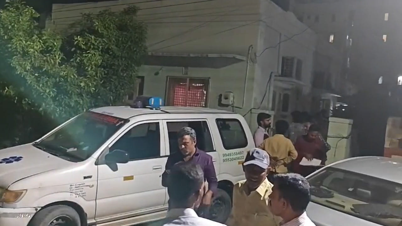 రాక్షసుడిగా మారిన కొడుకు.. వేధింపులు భరించలేక కత్తెరతో పొడిచి చంపిన తల్లి!