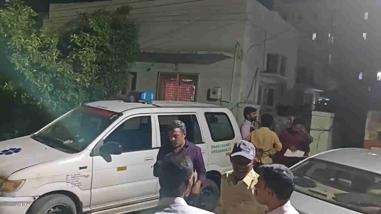 రాక్షసుడిగా మారిన కొడుకు.. వేధింపులు భరించలేక కత్తెరతో పొడిచి చంపిన తల్లి!