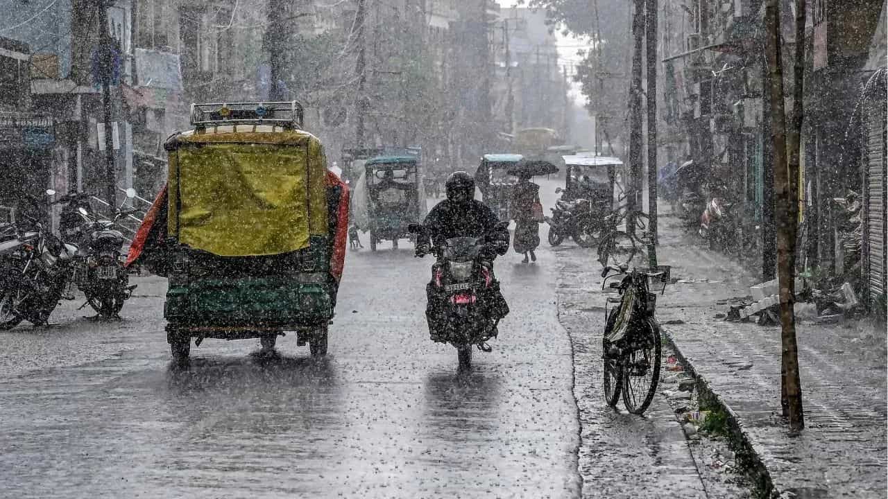 గురు, శుక్ర వారం: ఇక ఇదే ప్రాంతంలో గురు, శుక్రవారాలలో తేలికపాటి నుండి మోస్తరు వర్షాలు లేదా ఉరుములతో కూడిన జల్లులు కొన్ని చోట్ల కురిసే అవకాశముందని..ఉరుములతో కూడిన మెరుపులు ఒకటి  లేదా రెండు చోట్ల సంభవించే అవకాశముందని.. ఈదురుగాలులు గంటకు 40-50 కిలోమీటర్ల వేగముతో వీచే అవకాశముందని వాతావరణ శాఖ తెలిపింద .