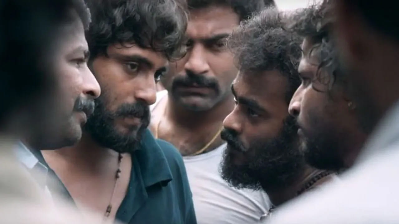 మరోవైపు, అంగమాలి ఆహారం, దాని సంస్కృతి సినిమా అంతటా ప్రధానాంశాలుగా ఉంటాయి. రెండు వర్గాల మధ్య సంఘర్షణ, అందులో చోటుచేసుకునే ద్రోహం, శత్రుత్వం, క్రూరత్వం - ఇవన్నీ కలిసి ఒక వాస్తవిక జీవిత కథను ఆవిష్కరిస్తాయి. ఈ కథనం పెద్ద కథాంశం లేకుండా, సందర్భంపై దృష్టి సారిస్తూ సాగుతుంది. అంగమాలి ప్రజల జీవితాన్ని తెరపై చూడవచ్చు. ప్రతి పాత్రకు ఒక నేపథ్యం ఉంటుంది. అదే ఈ కథనం ప్రధాన బలం. ఈ సినిమాలో ప్రస్తావించదగిన రెండు ముఖ్యమైన ఘట్టాలు ఉన్నాయి.