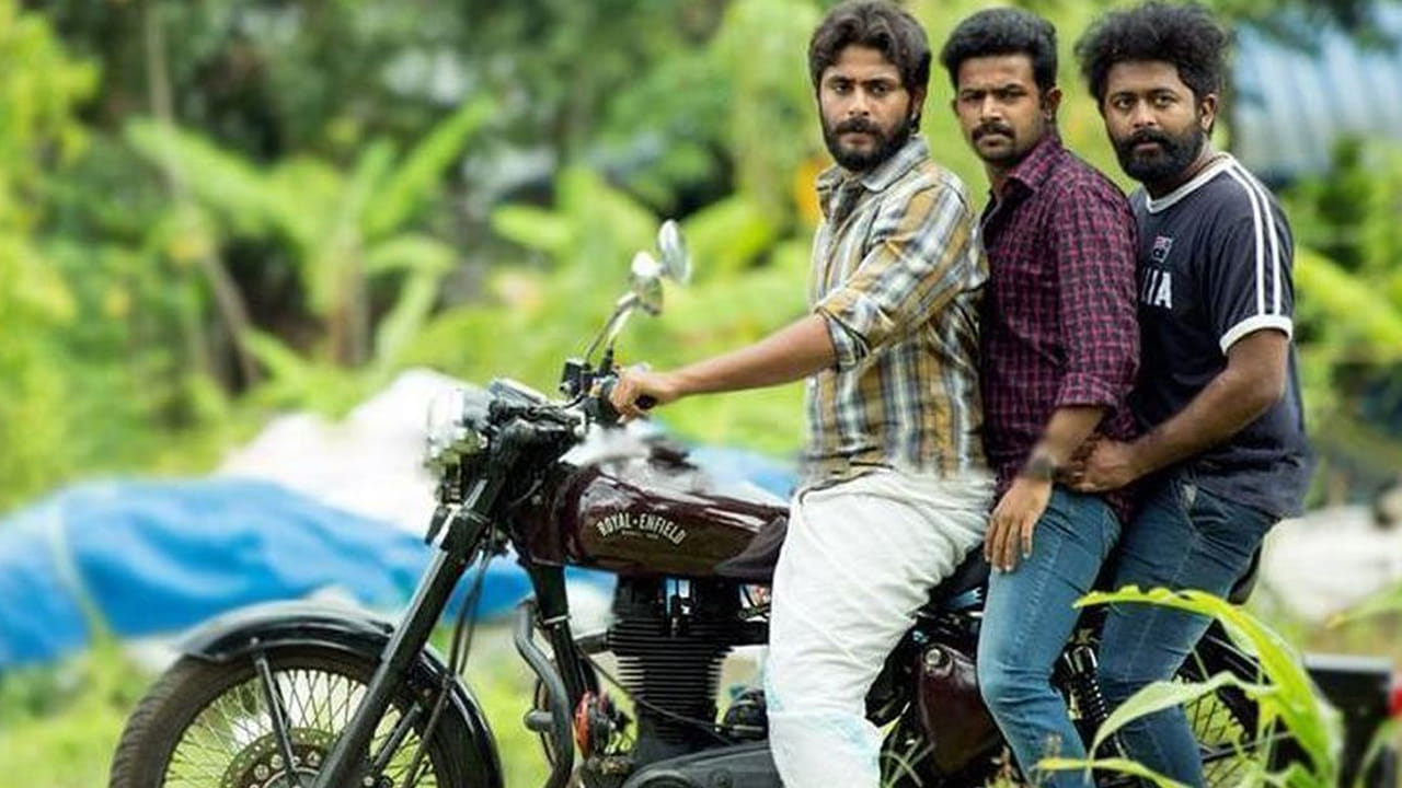 విరామానికి ముందు వచ్చే సన్నివేశం, అలాగే క్లైమాక్స్ను 15 నిమిషాలకు పైగా ఒకే షాట్లో చిత్రీకరించిన విధానం గొప్ప అనుభూతినిస్తాయి. 'అంగమాలి డైరీస్' అనేది యాక్షన్, ఆహారం, కామెడీ వంటి అన్ని అంశాల కలయికతో రూపొందిన చిత్రం. యాక్షన్ సినిమాలను ఇష్టపడేవారికి ఈ చిత్రం ఒక గొప్ప ఎంపిక అవుతుంది. 2017లో విడుదలై సంచలన విజయం సాధించిన ఒక మలయాళ క్రైమ్ డ్రామా సినిమా.