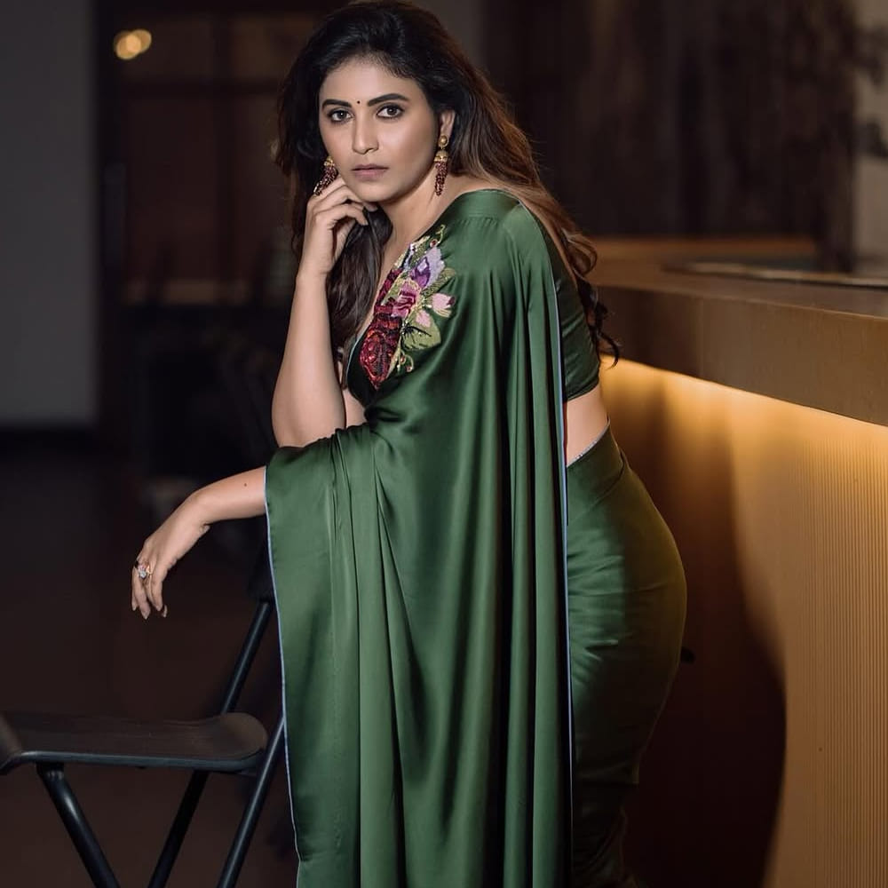 అంతేకాదు.. ఈ సినిమాతోనే విశాల్ దర్శకుడిగానూ పరిచయం కాబోతున్నారు. ఈసినిమా ప్రమోషన్లలో భాగంగా ఓ ఇంటర్వ్యూలో మాట్లాడిన అంజలి.. తన టీనేజీలో ఎదురైన ప్రేమ సంఘటన గురించి చెప్పుకొచ్చింది. తన క్లాస్ మేట్ ఒకరు 7వ తరగతి నుంచి 10వ తరగతి వరకు ప్రేమిస్తున్నానంటూ వెంటపడ్డాడని.. అందుకు పుల్ స్టాప్ పెట్టాలని భావించి.. అతడంటే ఇష్టం, ప్రేమ లేదని చెప్పానని అన్నారు. దీంతో అతడు ఒప్పుకోలేదని.. ధైర్యం ఉంటే తనకు రాఖీ కట్టాలని సవాలు విసిరాడని గుర్తు చేసుకుంది.