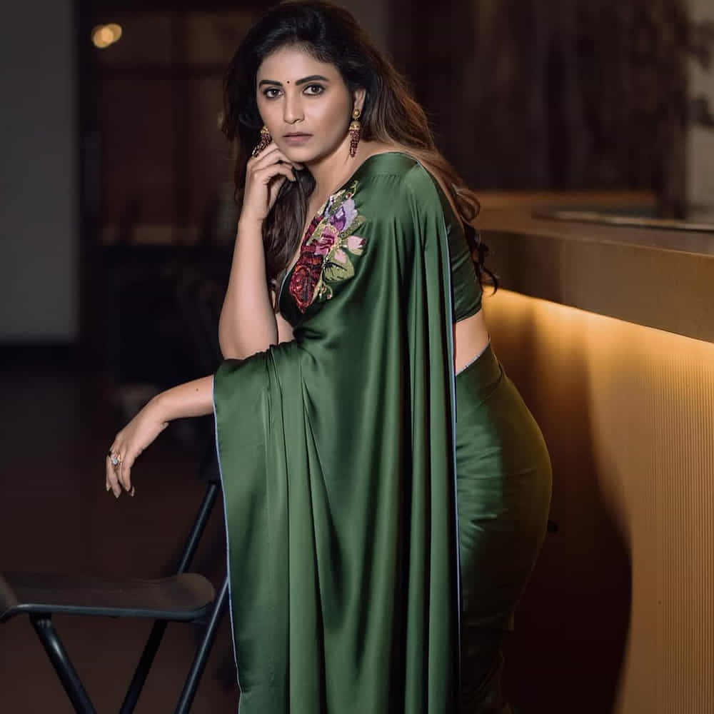 అంతేకాదు.. ఈ సినిమాతోనే విశాల్ దర్శకుడిగానూ పరిచయం కాబోతున్నారు. ఈసినిమా ప్రమోషన్లలో భాగంగా ఓ ఇంటర్వ్యూలో మాట్లాడిన అంజలి.. తన టీనేజీలో ఎదురైన ప్రేమ సంఘటన గురించి చెప్పుకొచ్చింది. తన క్లాస్ మేట్ ఒకరు 7వ తరగతి నుంచి 10వ తరగతి వరకు ప్రేమిస్తున్నానంటూ వెంటపడ్డాడని.. అందుకు పుల్ స్టాప్ పెట్టాలని భావించి.. అతడంటే ఇష్టం, ప్రేమ లేదని చెప్పానని అన్నారు. దీంతో అతడు ఒప్పుకోలేదని.. ధైర్యం ఉంటే తనకు రాఖీ కట్టాలని సవాలు విసిరాడని గుర్తు చేసుకుంది.