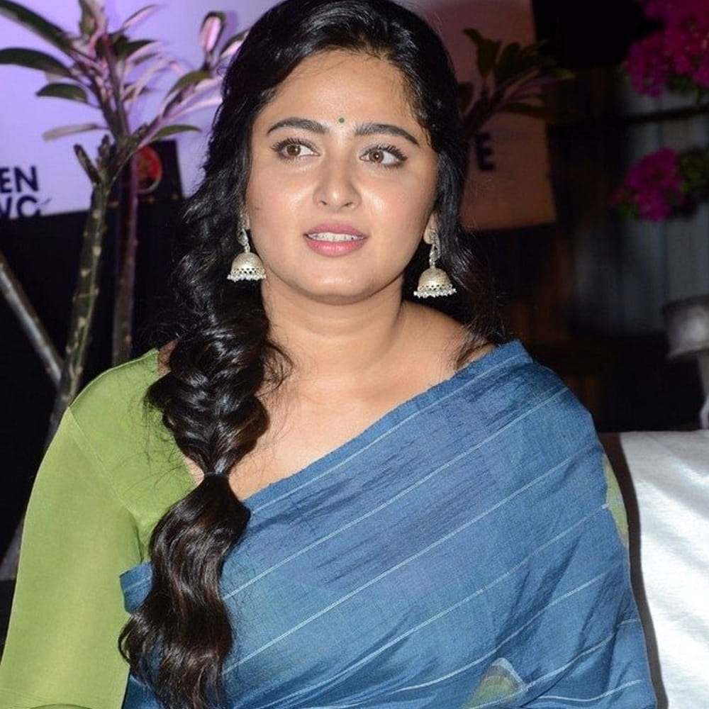 ఇప్పుడిప్పుడే తిరిగి సినిమాల్లో యాక్టివ్ అయ్యింది. మొన్నామధ్య యంగ్ హీరో నవీన్ పోలిశెట్టి సరసన మిస్ శెట్టి మిసెస్ పోలిశెట్టి సినిమాతో తెలుగు ప్రేక్షకులను అలరించింది. ఈ మూవీకి మంచి రెస్పాన్స్ వచ్చింది. ఆతర్వాత రీసెంట్ గా ఘాటి అనే సినిమా చేసింది. మంచి అంచనాల మధ్య విడుదలైన ఈ సినిమా ఆశించిన స్థాయిలో విజయం సాధించలేకపోయింది. ప్రస్తుతం మలయాళంలో సినిమా చేస్తుంది అనుష్క.