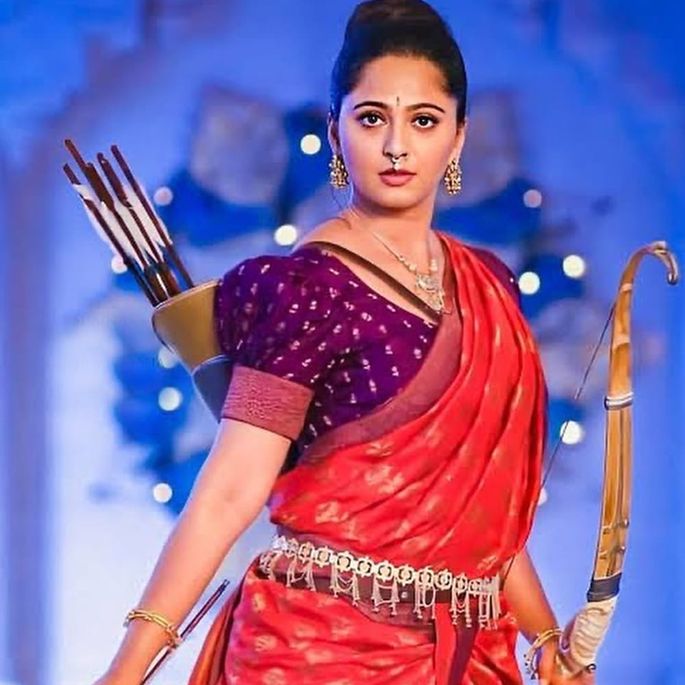 ప్రస్తుత అనుష్క అచి తూచి సినిమాలను ఎంపిక చేసుకుంటుంది. ఇంతకు ముందులా వరుసగా సినిమాలు చేయకుండా.. నటనకు ప్రాధాన్యత ఉన్న చిత్రాలను ఎంచుకుని.. అద్భుతమైన నటనతో అలరిస్తుంది ఈ పొడుగుకాళ్ల సుందరి. నటనకు ప్రాధాన్యత ఉన్న పాత్రలు దొరికితే చిన్న హీరోలతో సైతం నటించేందుకు రెడీ అయ్యింది. బాహుబలి సినిమాతో పాన్ ఇండియా లెవల్లో క్రేజ్ సంపాదించుకున్న అనుష్క ఆ తర్వాత కొన్నాళ్లు బ్రేక్ తీసుకుంది.
