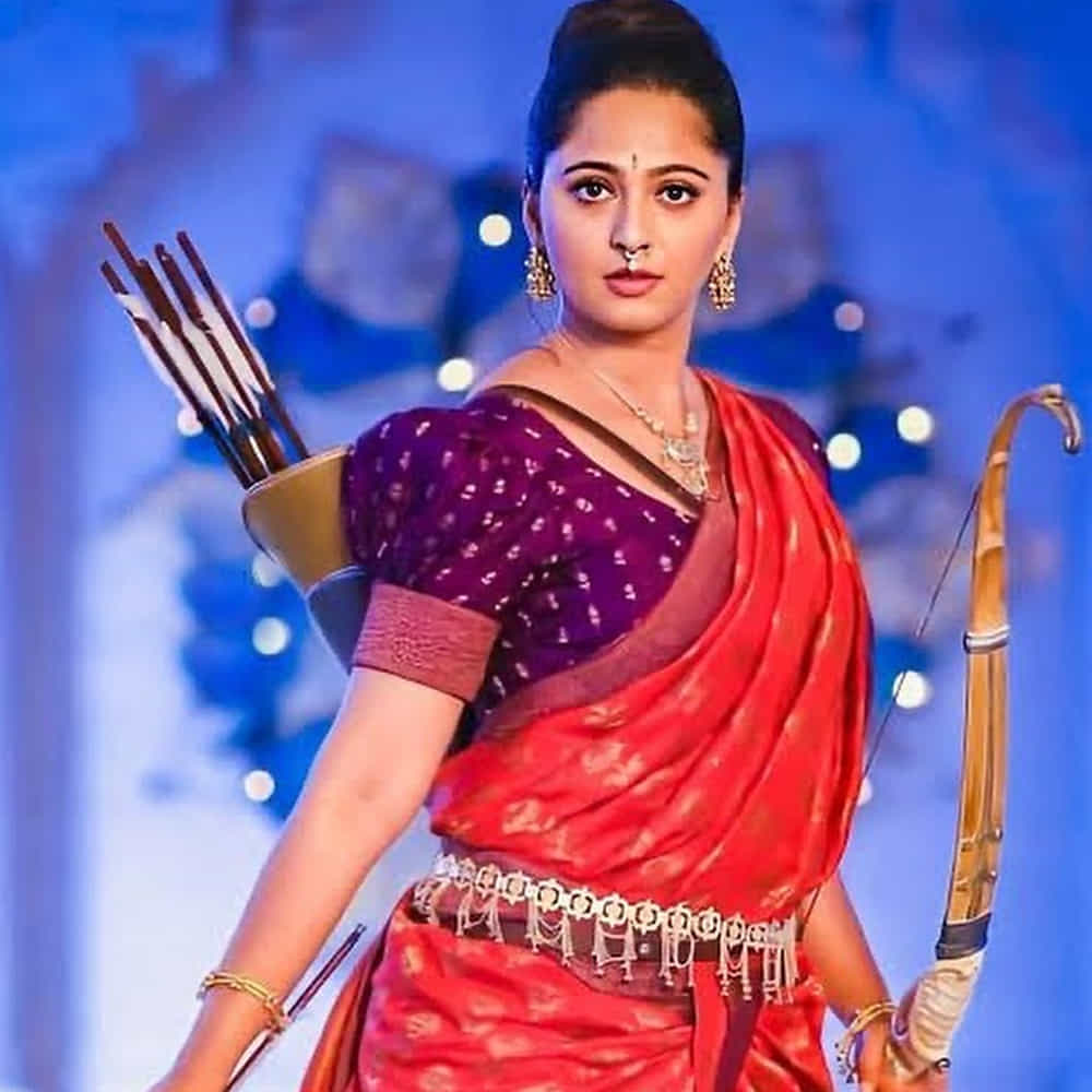 ప్రస్తుత అనుష్క అచి తూచి సినిమాలను ఎంపిక చేసుకుంటుంది. ఇంతకు ముందులా వరుసగా సినిమాలు చేయకుండా.. నటనకు ప్రాధాన్యత ఉన్న చిత్రాలను ఎంచుకుని.. అద్భుతమైన నటనతో అలరిస్తుంది ఈ పొడుగుకాళ్ల సుందరి. నటనకు ప్రాధాన్యత ఉన్న పాత్రలు దొరికితే చిన్న హీరోలతో సైతం నటించేందుకు రెడీ అయ్యింది. బాహుబలి సినిమాతో పాన్ ఇండియా లెవల్లో క్రేజ్ సంపాదించుకున్న అనుష్క ఆ తర్వాత కొన్నాళ్లు బ్రేక్ తీసుకుంది.