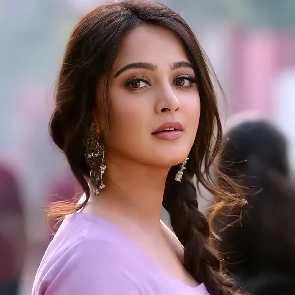 ఇదిలా ఉంటే తాజాగా అనుష్క ఓల్డ్ వీడియో ఒకటి సోషల్ మీడియాలో చక్కర్లు కొడుతుంది. ఈ వీడియోలో అనుష్క తన పేరు గురించి ఆసక్తికర విషయం చెప్పింది. తన పేరు స్వీటీ శెట్టి అని.. మొదటి సినిమాలో స్వీటీ శెట్టి అనే ఉందని చెప్పింది. అయితే సూపర్ సినిమా కోసం పేరు మార్చుకోవాలని అనుకున్నా.. అప్పుడు మా నాన్న గారు, నా ఫస్ట్ తెలుగు సినిమా హీరో నాగార్జున స్మృతి శెట్టి అనే పేరు పెట్టుకోమన్నారు. కానీ ఆ పేరు నాకు నచ్చలేదు.