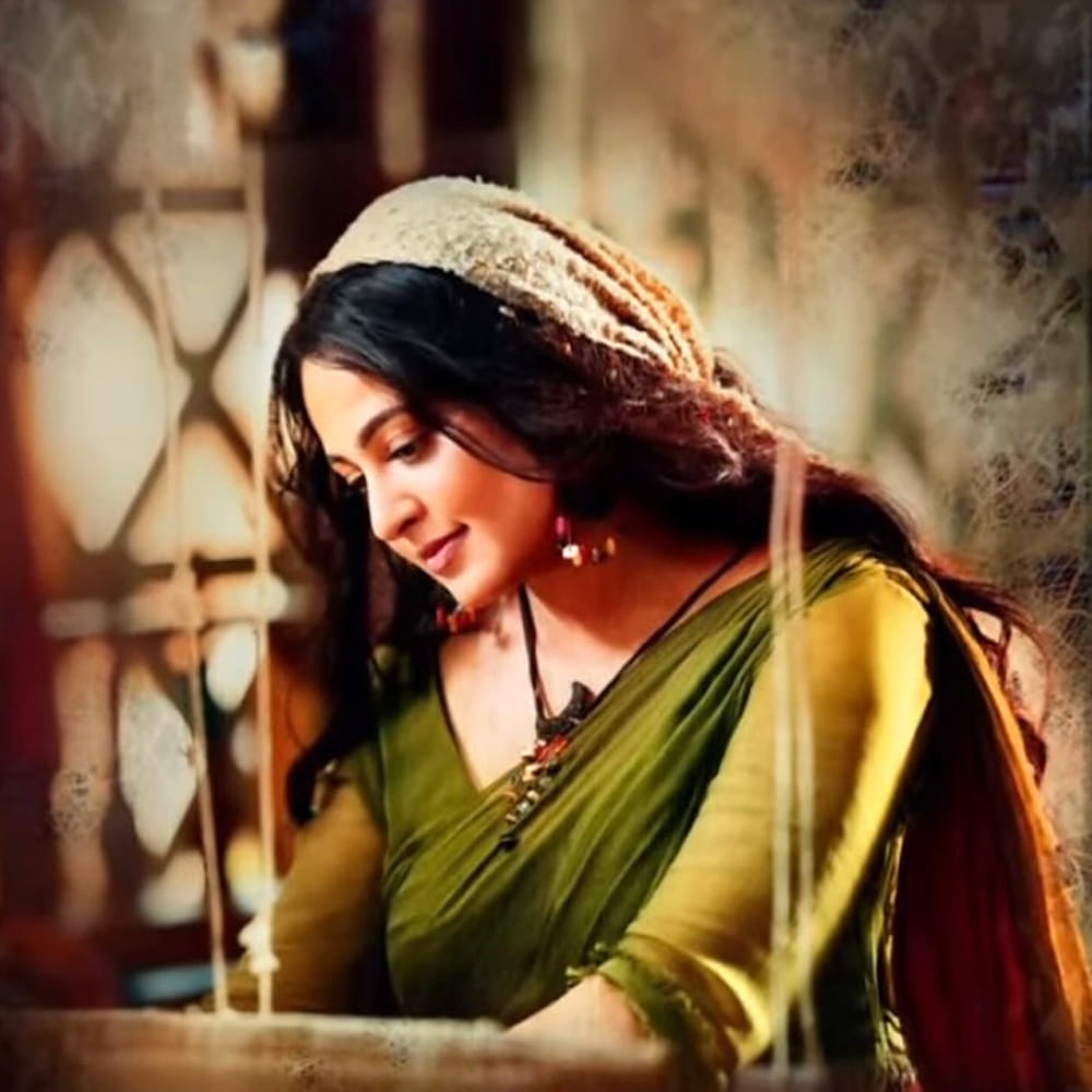 స్మృతి శెట్టి అని పలికేటప్పుడు ముక్కు దగ్గరిగా వెళ్తుంది.. దాంతో నాకు అస్సలు నచ్చలేదు.. అనుష్క పేరు కూడా నాకు నచ్చలేదు. కానీ ఎంతమందికి తమ పేరును తామే మార్చుకునే అదృష్టం కలుగుతుంది.. చెప్పండి. అందుకే అనుష్క కు ఓకే చెప్పా.. అలా ఫైనల్ గా అనుష్కగా పిక్స్ అయ్యాం.. అలా తనకు అనుష్క శెట్టి అని పేరొచ్చిందని చెప్పుకొచ్చింది. ఈ కామెంట్స్ ఇప్పుడు వైరల్ అవుతున్నాయి.
