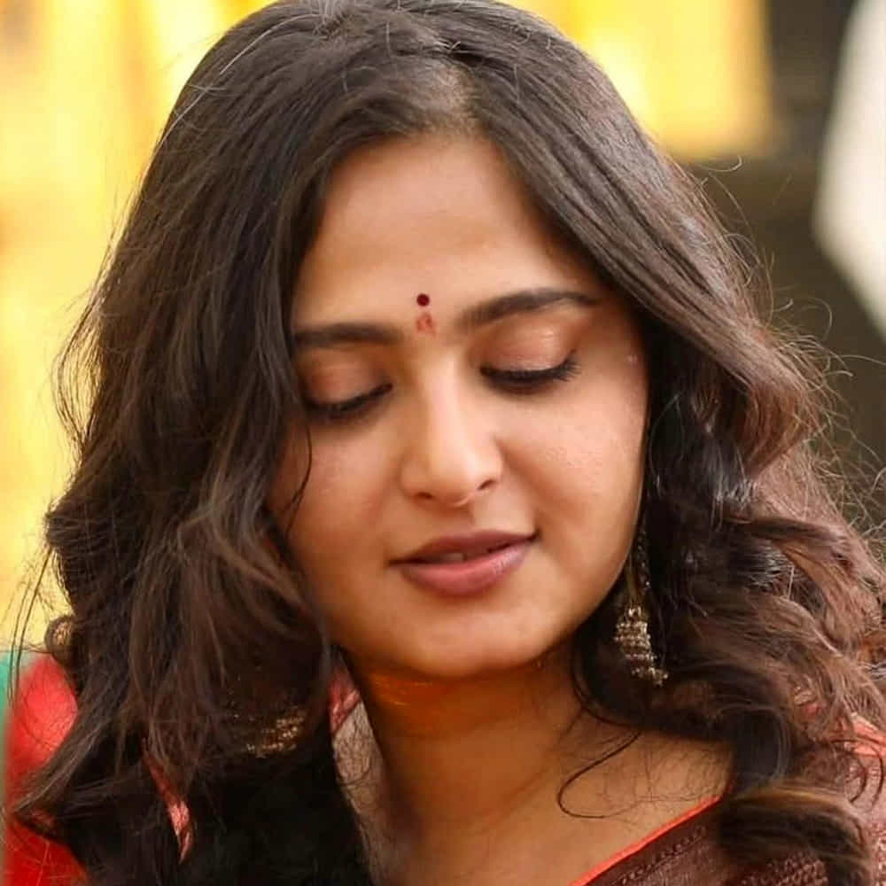 టాలీవుడ్ లో టాప్ హీరోయిన్ ఎవరు అంటే ఏ మాత్రం తగబడకుండా చెప్పే పేరు అనుష్క శెట్టి.. అనుష్క క్రేజ్ గురించి ఫ్యాన్ ఫాలోయింగ్ గురించి ప్రత్యేకంగా చెప్పాల్సిన అవసరం లేదు. అప్పట్లో ఎక్కడ చూసిన అనుష్క పేరే వినిపించేది. ఏ స్టార్ హీరో సినిమా చూసిన అనుష్కనే హీరోయిన్ గా ఉండేది. అంతలా క్రేజ్ సొంతం చేసుకుంది. బాహుబలి సినిమా తర్వాత ఈ బ్యూటీ క్రేజ్ మారిపోయింది. పాన్ ఇండియా రేంజ్ లో గుర్తింపు తెచ్చుకుంది.