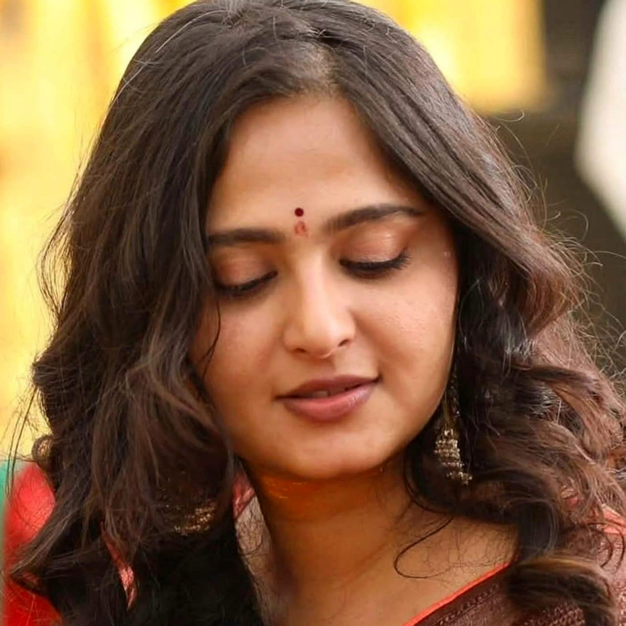 టాలీవుడ్ లో టాప్ హీరోయిన్ ఎవరు అంటే ఏ మాత్రం తగబడకుండా చెప్పే పేరు అనుష్క శెట్టి.. అనుష్క క్రేజ్ గురించి ఫ్యాన్ ఫాలోయింగ్ గురించి ప్రత్యేకంగా చెప్పాల్సిన అవసరం లేదు. అప్పట్లో ఎక్కడ చూసిన అనుష్క పేరే వినిపించేది. ఏ స్టార్ హీరో సినిమా చూసిన అనుష్కనే హీరోయిన్ గా ఉండేది. అంతలా క్రేజ్ సొంతం చేసుకుంది. బాహుబలి సినిమా తర్వాత ఈ బ్యూటీ క్రేజ్ మారిపోయింది. పాన్ ఇండియా రేంజ్ లో గుర్తింపు తెచ్చుకుంది.