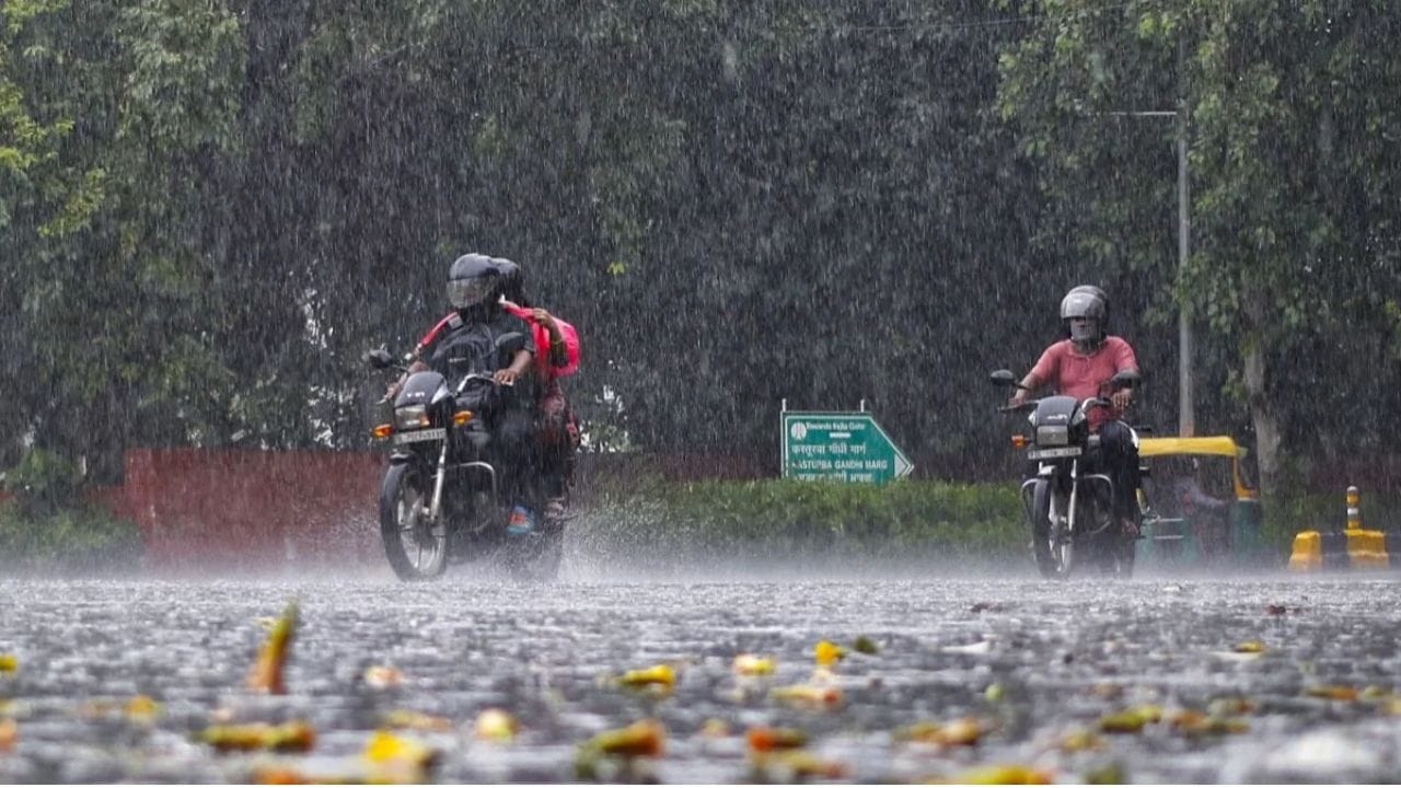 ఆంధ్రప్రదేశ్ వాసులకు రాష్ట్ర విపత్తు నిర్వహణ సంస్థ కీలక సూచనలు జారీ చేసింది. రాష్ట్రంలో రాబోయే మూడు రోజుల పాటు భారీ వర్షాలు కురుస్తాయని తెలిపింది. ఉత్తర బంగాళాఖాతంలోని ఉపరితల ద్రోణి పశ్చిమ మధ్య బంగాళాఖాతం, దానిని ఆనుకుని ఉన్న ఉత్తర కోస్తా ఆంధ్రప్రదేశ్పై ఉన్న ఉపరితల ఆవర్తనం నుండి, దక్షిణ ఒడిశా, ఛత్తీస్గఢ్, మధ్యప్రదేశ్, దక్షిణ రాజస్థాన్, గుజరాత్ల మీదుగా ఈశాన్య అరేబియా సముద్రం వరకు సముద్ర మట్టానికి 3.1 నుండి 5.8 కిలోమీటర్ల ఎత్తులో విస్తరించి ఉందని. దీని ప్రభావంతో రాష్ట్రంలో రాబోయే మూడు రోజులు పాటు తేలిక పాటి నుంచి మోస్తరు వర్షాలు కురిసే అవకాశం ఉందని తెలిపింది.