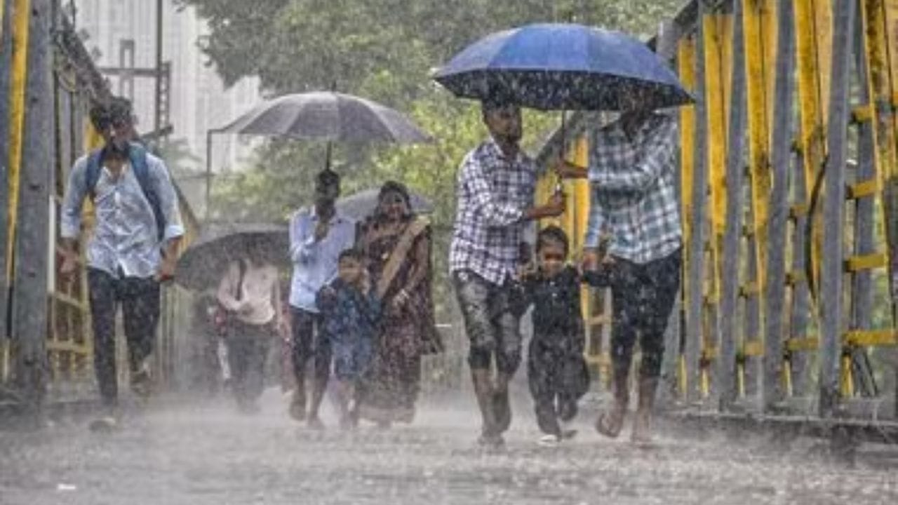 ఉత్తర కోస్తా ఆంధ్రప్రదేశ్, యానాంలో నేడు ఉరుములతో కూడా తేలికపాటి నుండి మోస్తరు వర్షాలు ఒకటి రెండు చోట్ల కురిసే అవకాశం ఉందని.. అలాగే కొన్ని ప్రాంతాల్లో భారీ వర్షాలు కురిసే అవకాశం ఉందని వాతావరణ శాఖ స్పష్టం చేసింది. అలాగే వర్షం సమయంలో గంటకు 40-50 కిలీమీటర్ల వేగంతో ఈదురుగాలులు కూడా వీస్తాయని తెలిపింది. అలాగే ఆది, సోమ వారాల్లో కూడా ఇలాంటి వాతవరణమే ఉంటుందని తెలిపింది.