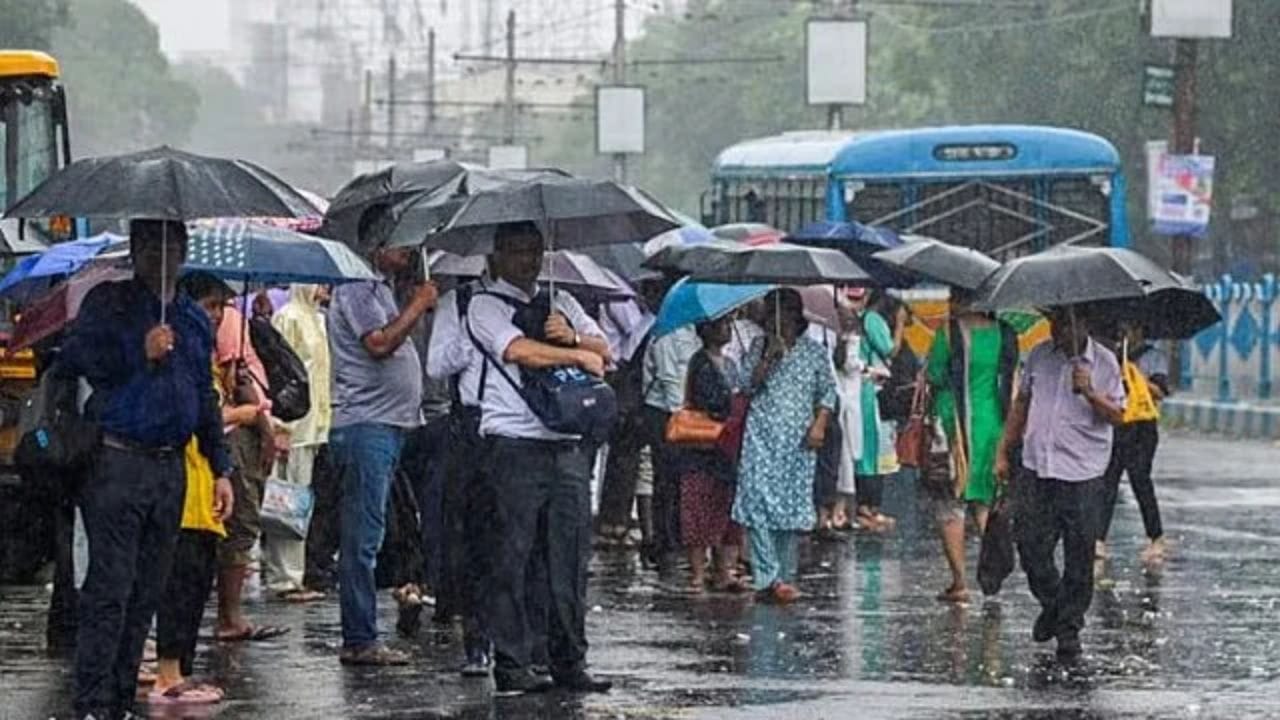 నిన్నటి వాయువ్య బంగాళాఖాతం, దానిని ఆనుకుని ఉన్న ఉత్తర ఒడిశా-పశ్చిమ బెంగాల్ తీరాలపై ఏర్పడిన అల్పపీడనం.. అదే ప్రాంతంలో కొనసాగుతోండగా దీని అనుబంధ ఉపరితల ఆవర్తనం సగటు సముద్ర మట్టానికి 9.4 కిలోమీటర్ల ఎత్తు వరకు విస్తరించి, ఎత్తు వెళ్ళేకొలది కొద్దీ నైరుతి దిశగా వంగి ఉంది. ఇది రాగల 3 రోజుల్లో పశ్చిమ-వాయువ్య దిశగా ఉత్తర ఒడిశా, ఉత్తర ఛత్తీస్గఢ్ మీదుగా ప్రయాణించే అవకాశం ఉందని వాతావరణ శాఖ తెలిపింది.