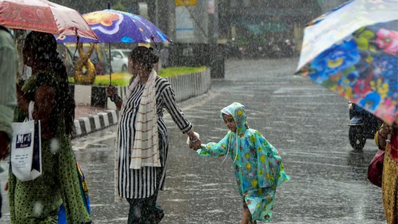 ఇక రాయలసీమ: ఇక రాయలసీమలోని రాబోయే మూడు రోజుల పాటు తేలికపాటి నుండి మోస్తరు వర్షాలు ఒకటి లేదా రెండు చోట్ల కురిసే అవకాశముందని.. అలాగే బలమైన గాలులు గంటకు 40-50 కిలోమీటర్ల వేగముతో వీచే అవకాశముందని తెలిపింది. అయితే రాగల 5 రోజుల్లో రాష్ట్రవ్యాప్తంగా ఉష్ణోగ్రతల్లో మాత్రం పెద్దగా మార్పు ఉండకపోవచ్చని స్పష్టం చేసింది.