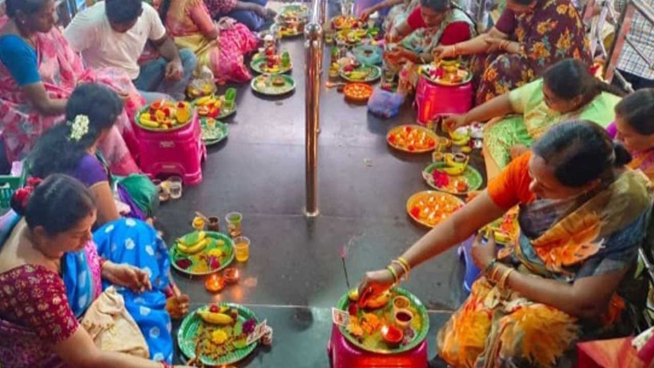 గోరింటాకులోని ఔషధ గుణాలు శరీర ఉష్ణోగ్రతను నియంత్రించి, వర్షాకాలంలో వచ్చే చర్మవ్యాధుల నుండి రక్షణ కల్పిస్తాయని పెద్దల నమ్మకం. ఇక సామాజికంగా చూస్తే, వ్యవసాయ ఆధారిత దేశమైన భారతదేశంలో ఈ సమయంలో రైతులంతా ఏరువాక సాగిస్తూ సాగు పనుల్లో అత్యంత బిజీగా ఉంటారు. వర్షాల కారణంగా ప్రయాణాలు, శుభకార్యాల నిర్వహణ కష్టంగా మారుతుందనే ఉద్దేశంతో కూడా పూర్వీకులు ఈ మాసంలో వివాహాది వేడుకలను నియంత్రించారు అంతేకానీ ఆషాఢం చెడ్డది కాదని స్పష్టమవుతోంది.