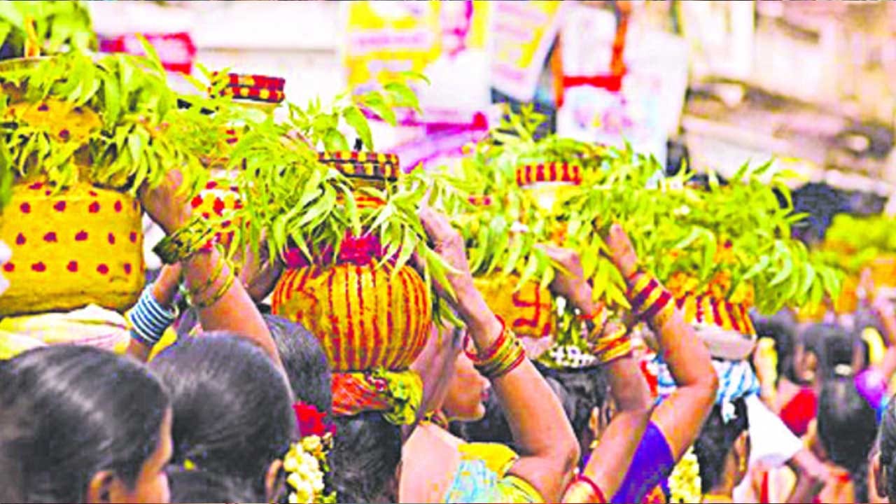 ఈ నేపథ్యంలోనే వివాహాలు, గృహ ప్రవేశాలు, ఉపనయనాలు, తల నీలాలు తీయడం, కొత్త వ్యాపారాలు ప్రారంభించడం వంటి ఎలాంటి లౌకిక శుభకార్యాలకైనా ఈ నెల రోజుల పాటు బ్రేక్ పడనుంది. అయితే, లౌకిక కార్యాలకు విరామం ప్రకటించినప్పటికీ, దైవారాధన, జపం, తపస్సు, వ్రతాలు మరియు పూజాదికాలకు మాత్రం ఈ మాసం అత్యంత శ్రేష్ఠమైనదని పండితులు స్పష్టం చేస్తున్నారు.జ్యోతిష్యశాస్త్ర కోణం నుండి పరిశీలిస్తే, ఆషాఢ మాసం దక్షిణాయన ప్రారంభాన్ని సూచించడమే కాక, రాబోయే నాలుగు నెలల పాటు దేవతలు యోగ నిద్రలోకి వెళ్లే చాతుర్మాస వ్రత కాలానికి నాంది పలుకుతుంది. 