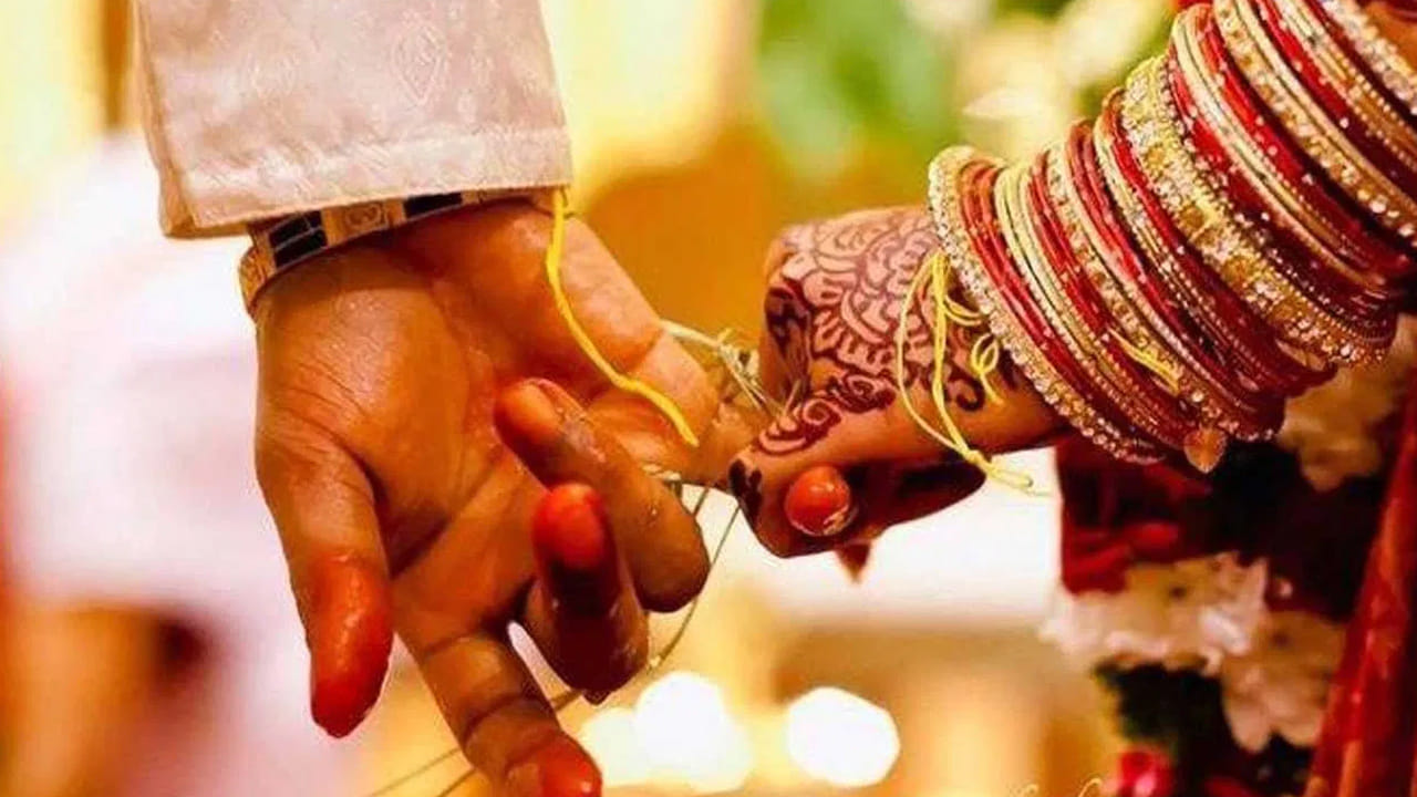 భారతీయ సంస్కృతిలో ప్రతి పండుగ, ప్రతి ఆచారం వెనుక ఒక బలమైన కారణం దాగి ఉంటుంది. వాటిలో ఒకటి ఆషాఢ మాసం నియమం. ఆషాఢ మాసం రాగానే కొత్తగా పెళ్లయిన దంపతులను ఒకరికొకరు దూరంగా ఉంచుతారు. సాధారణంగా పెళ్లయిన మొదటి ఏడాది ఆషాఢంలో అత్తా-కోడళ్లు ఒకే ఇంట్లో ఉండకూడదని, కొత్త పెళ్లికూతురిని పుట్టింటికి పంపేయడం మనకు తెలిసిందే. అయితే, దీనిని చాలా మంది కేవలం ఒక సెంటిమెంట్గా లేదా మూఢనమ్మకంగా భావిస్తారు. కానీ, మన పెద్దలు ఏర్పాటు చేసిన ఈ ఆచారం వెనుక అద్భుతమైన శాస్త్రీయ, మానసిక కారణాలు ఉన్నాయి. అవేంటో ఇప్పుడు తెలుసుకుందాం.