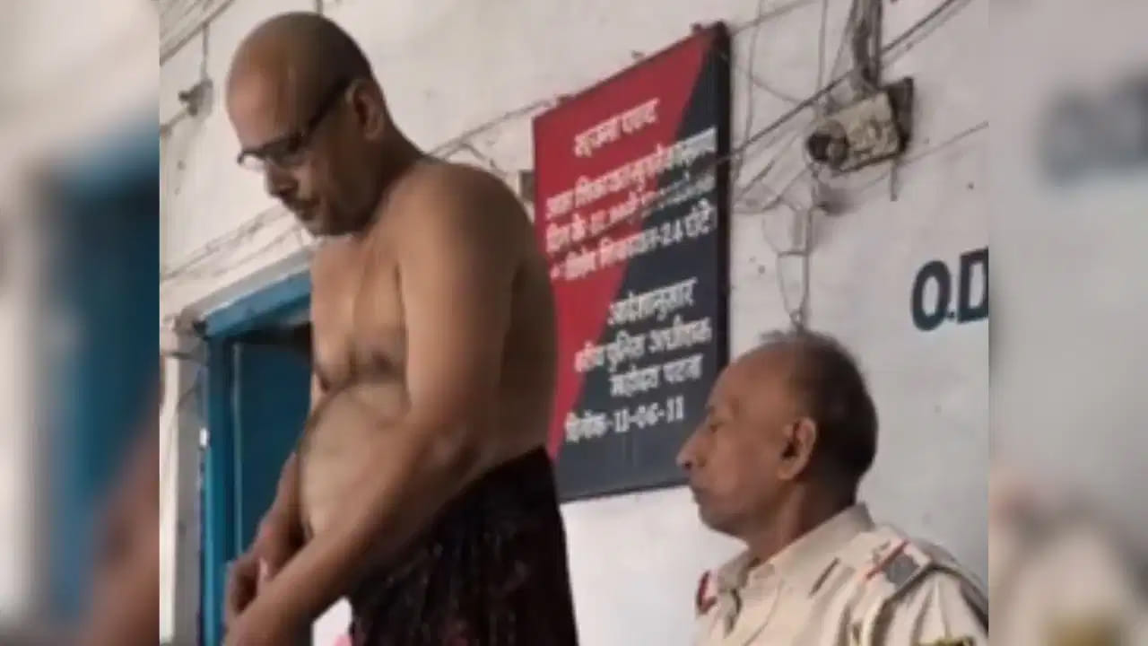 Watch: లుంగీతోనే పోలీసింగ్! స్టేషన్లో మహిళ ముందే ఏఎస్ఐ అర్ధనగ్న ప్రదర్శన.. వీడియో వైరల్!