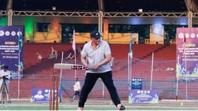 విద్యార్థులతో కలిసి బ్యాట్ పట్టిన మాజీ టీమిండియా కెప్టెన్