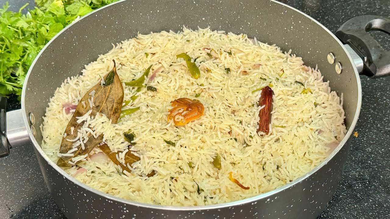 బగారా రైస్ కోసం కావాల్సిన పదార్థాలు : బాస్మతి లేదా సోనా మైసూరి రైస్ రెండు కప్పులు తీసుకోవాలి. నీళ్లు నాలుగు కప్పులు, నెయ్యి ఒక కప్పు, దాల్చిన చెక్క, లవంగం, యాలకులు, పచ్చి మిర్చీ , ఆనియన్ తరిగినవి, ఉప్పు, బిర్యానీ ఆకు, అనాస పువ్వు, బిర్యానీ మసాలాలు.