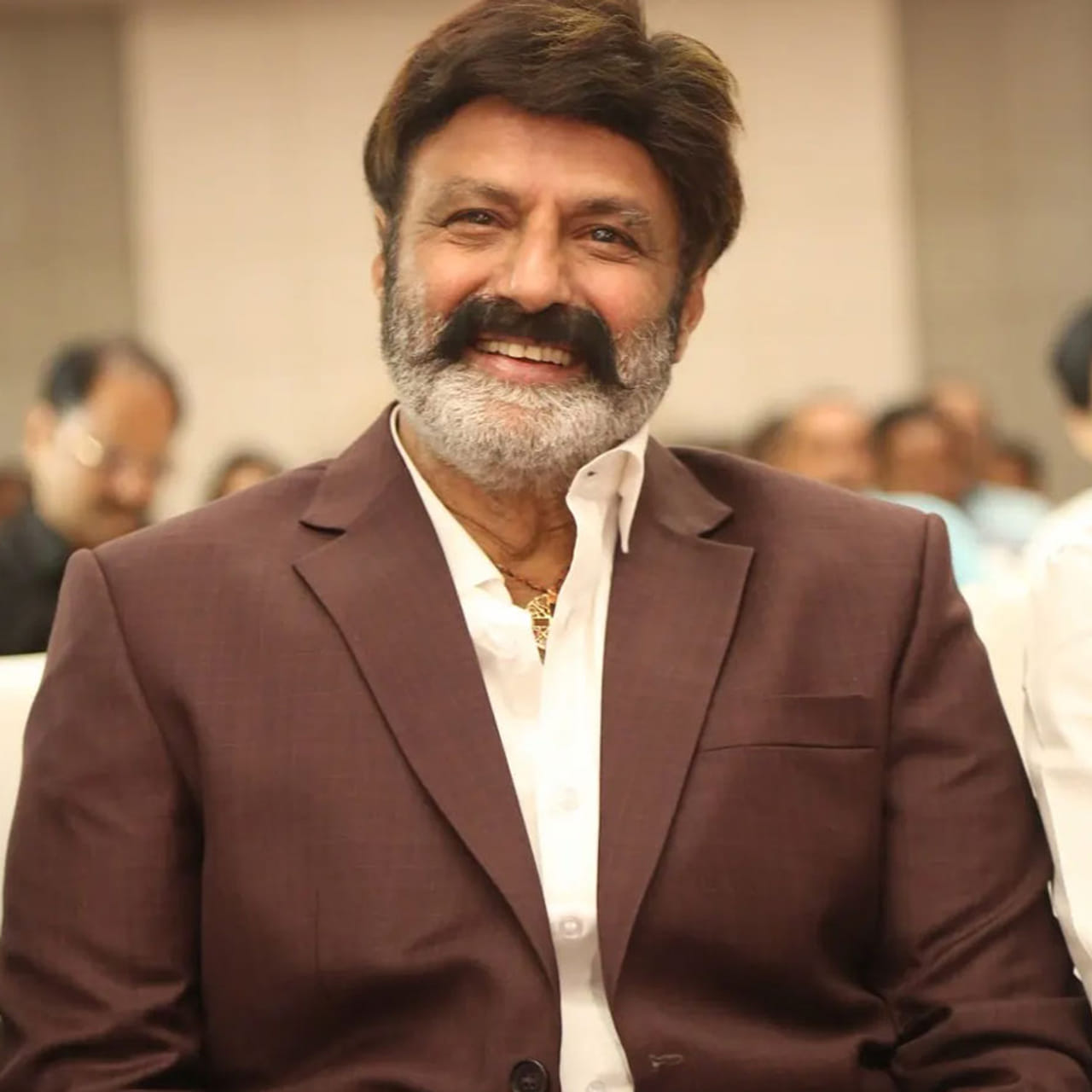 నందమూరి నటసింహం బాలకృష్ణ ప్రస్తుతం వరుస సినిమాలతో ఫుల్ బిజీగా ఉన్నారు. బాలయ్య చివరిగా నటించిన అఖండ 2 సినిమాతో భారీ విజయాన్ని అందుకుంది. కుర్ర హీరోలకు ఏ మాత్రం తగ్గకుండా సినిమాలు చేసి మెప్పిస్తున్నారు బాలకృష్ణ. రీసెంట్ డేస్లో బాలయ్య నటించిన సినిమాలన్నీ మంచి విజయాలను అందుకుంటున్నాయి. మాస్ యాక్షన్ చిత్రాలతో బాక్సాఫీస్ వద్ద సంచలనం సృష్టిస్తున్నారు.