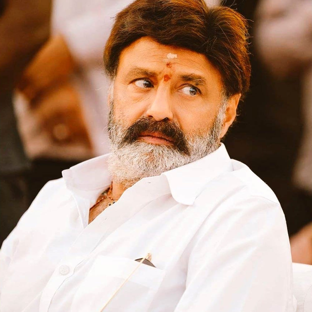 అయితే బాలకృష్ణకు తల్లిగా, భార్యగా నటించిన హీరోయిన్స్ కూడా కొంతమంది ముద్దుగుమ్మలు ఉన్నారు. వారిలో ఈ ఈ అందాల భామ ఒకరు. ఆమె ఒకే ఒక్క సినిమాతో బ్లాక్ బస్టర్ హిట్ అందుకుంది. కుర్రాళ్ళ గుండెల్లో బాణాలు గుచ్చింది. ఆమె అందానికి అంతా ఫిదా అయ్యారు. కానీ ఆమె ఒకే ఒక్క సినిమాతో టాలీవుడ్ నుంచి మాయం అయ్యింది. ఇంతకూ ఎవరో కనిపెట్టరా.? ఆమె పేరు చెప్తే కుర్రాళ్ళు కిర్రెక్కిపోతారు.