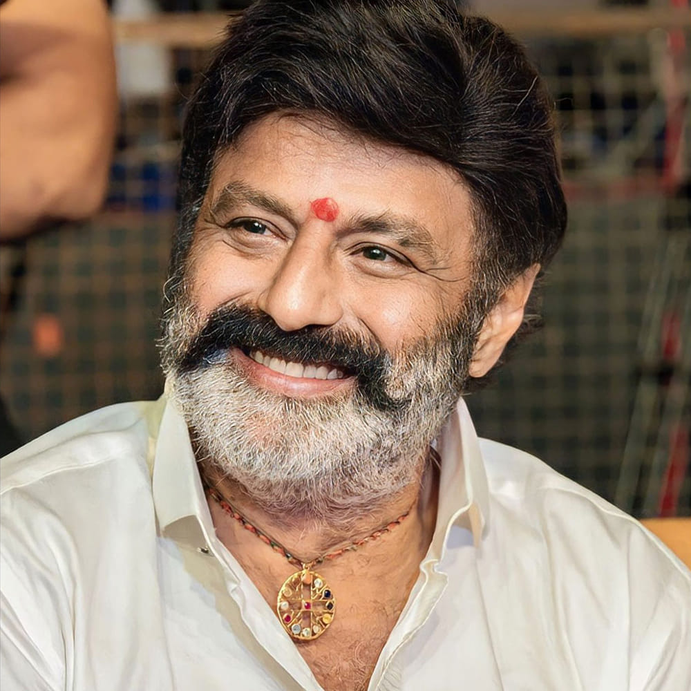 ఒక్కో సినిమాకు రూ.50 కోట్లకు పైగా వసూళ్లు రాబడుతూ.. టాలీవుడ్ లో టాప్ హీరోగా దూసుకుపోతున్నారు బాలయ్య. ఇటీవల వరుసగా 4 సినిమాలతో రూ.100 కోట్లపైగా కలెక్షన్స్ రాబట్టారు. ప్రస్తుతం గోపీచంద్ మలినేని దర్శకత్వంలో ఓ సినిమా చేస్తున్నారు బాలకృష్ణ. ఈ సినిమా షూటింగ్ ఇటీవలే మొదలైంది. కాగా బాలకృష్ణ కెరీర్ లో ఎన్నో సూపర్ హిట్ సినిమాల్లో నటించారు. అలాగే ఎంతో మంది హీరోయిన్స్ తో కలిసి నటించారు బాలకృష్ణ.
