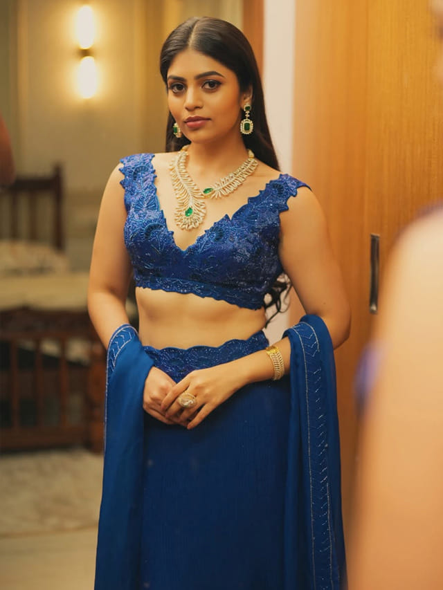 అందాలతో కుర్రకారు కళ్ళకు బంధాలు వేస్తున్న.. బాంధవి శ్రీధర్