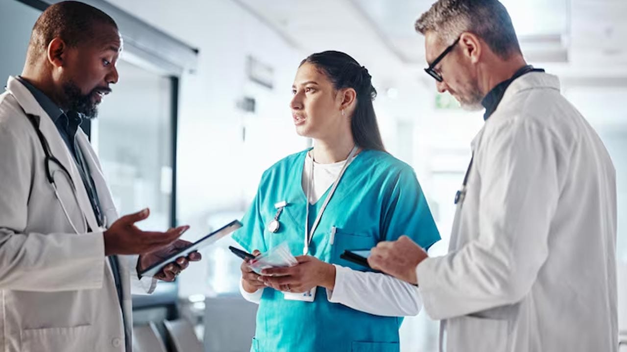 బీఏఎంఎస్ (BAMS - Bachelor of Ayurvedic Medicine and Surgery): ప్రస్తుతం ప్రపంచవ్యాప్తంగా ఆయుర్వేద వైద్య విధానానికి ఆదరణ వేగంగా పెరుగుతోంది. బీఏఎంఎస్ పూర్తి చేసిన విద్యార్థులు ఆయుర్వేద డాక్టర్లుగా సేవలందించవచ్చు. అలాగే వెల్నెస్ సెంటర్లు, రీసెర్చ్ ఇన్స్టిట్యూట్లు, ప్రభుత్వ ఆరోగ్య శాఖలలో మంచి అవకాశాలు లభిస్తాయి.