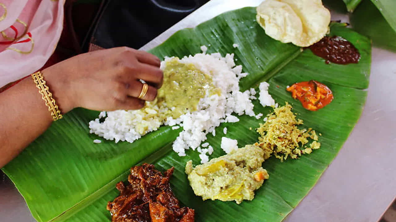 పర్యావరణ దృక్కోణం నుండి చూస్తే అరటి ఆకులు ఒక అద్భుతమైన, పర్యావరణహితమైన ఎంపిక. నేటి కాలంలో వాడుతున్న ప్లాస్టిక్ లేదా డిస్పోజబుల్ ప్లేట్లలా ఇవి వ్యర్థాలను సృష్టించవు. ఉపయోగించిన తర్వాత ఇవి సులభంగా ప్రకృతిలో కలిసిపోతాయి కాబట్టి భూమిపై అదనపు భారం పడదు. ఒకేసారి వాడి పారేసే ప్లాస్టిక్ను తగ్గించడమే లక్ష్యంగా పెట్టుకున్న ప్రస్తుత తరుణంలో మన ప్రాచీన సంప్రదాయం ప్రాముఖ్యత మరింత పెరిగింది.