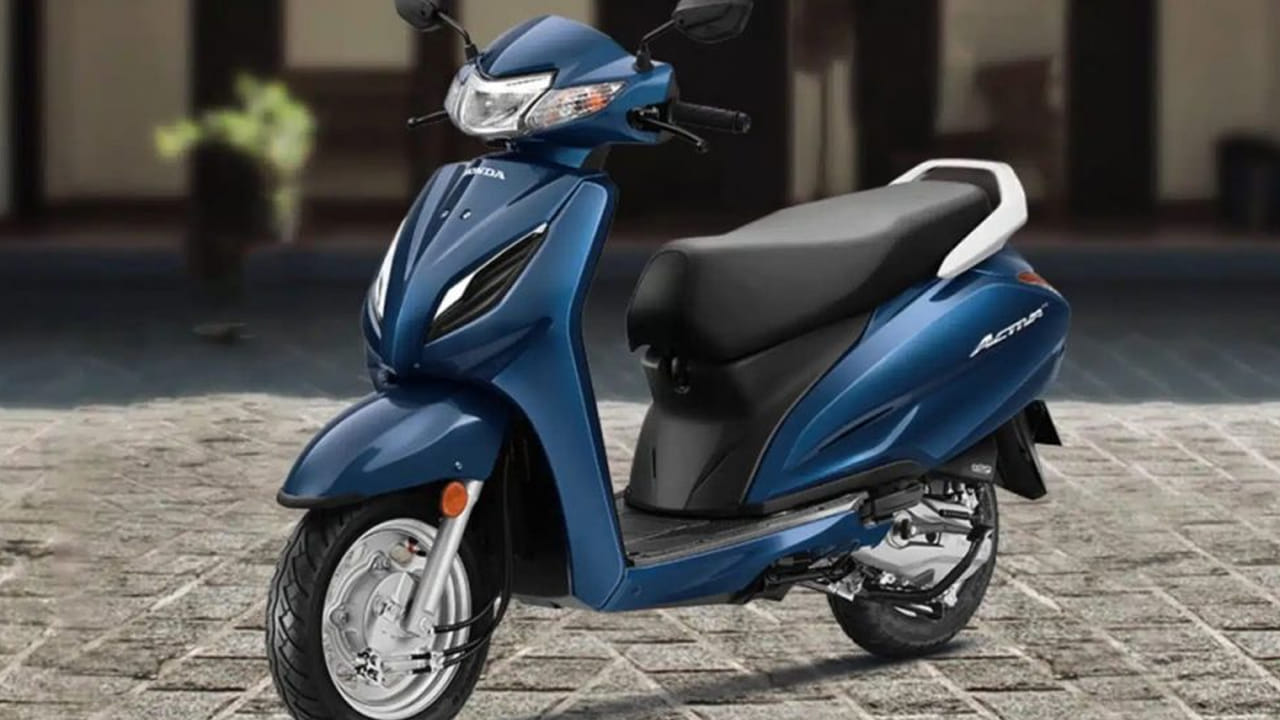 హోండా యాక్టివా (Honda Activa): హోండా మోటార్స్ యాక్టివా భారతదేశంలో అత్యధికంగా అమ్ముడయ్యే స్కూటర్. దీని బలమైన బ్రాండ్ విలువ, తక్కువ నిర్వహణ ఖర్చు, సులభమైన హ్యాండ్లింగ్, మైలేజ్ కారణంగా ఇది చాలా కుటుంబాలకు బెస్ట్ ఆప్షన్గా నిలిచింది. యాక్టివా తన బలమైన బ్రాండ్ విలువ, డీలర్ నెట్వర్క్ బలం కారణంగా మార్కెట్లో తన ఆధిపత్యాన్ని కొనసాగించింది. హోండా యాక్టివా ఎక్స్-షోరూమ్ ధర రూ. 75,583 నుండి ప్రారంభమవుతుంది. 110 సిసి ఇంజిన్ కలిగిన హోండా యాక్టివా, లీటరుకు 55 కిలోమీటర్ల మైలేజీని ఇస్తుంది.