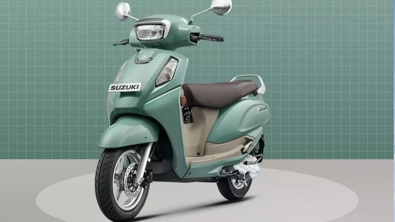  సుజుకి యాక్సెస్ (Suzuki Access): జపనీస్ బైక్ తయారీదారు అయిన సుజుకి వారి యాక్సెస్, తక్కువ బరువు, వేగవంతమైన పికప్, మంచి మైలేజీకి ప్రసిద్ధి చెందింది. నగర వినియోగానికి ఇది ఒక గొప్ప ఎంపిక. సుజుకి యాక్సెస్ మైలేజ్ 40 నుండి 45 కి.మీ. ఈ స్కూటర్ ఎక్స్-షోరూమ్ ధర రూ. 82,989 నుండి ప్రారంభమవుతుంది.