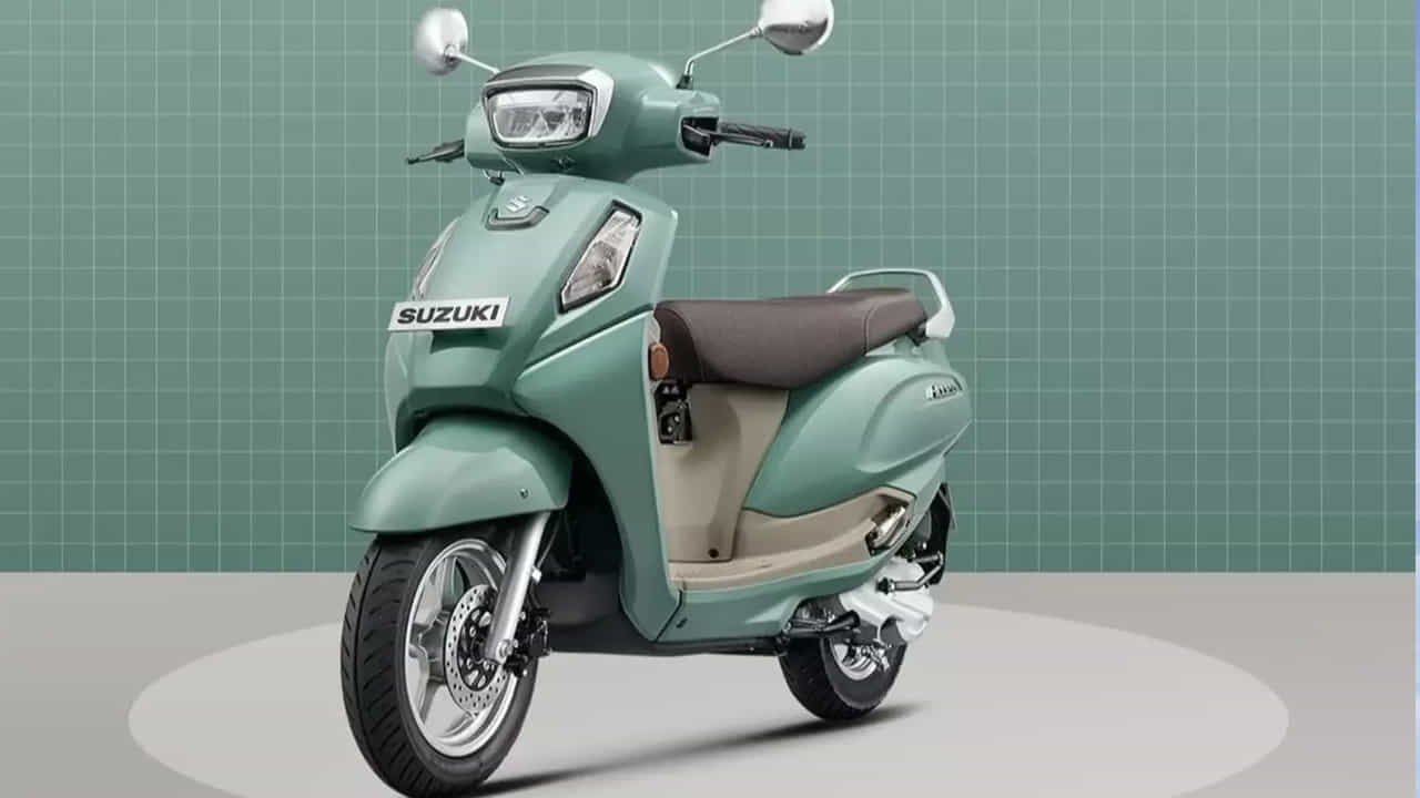 సుజుకి యాక్సెస్ (Suzuki Access): జపనీస్ బైక్ తయారీదారు అయిన సుజుకి వారి యాక్సెస్, తక్కువ బరువు, వేగవంతమైన పికప్, మంచి మైలేజీకి ప్రసిద్ధి చెందింది. నగర వినియోగానికి ఇది ఒక గొప్ప ఎంపిక. సుజుకి యాక్సెస్ మైలేజ్ 40 నుండి 45 కి.మీ. ఈ స్కూటర్ ఎక్స్-షోరూమ్ ధర రూ. 82,989 నుండి ప్రారంభమవుతుంది.