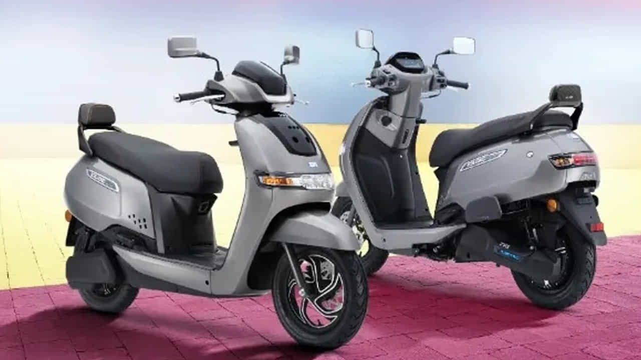 టీవీఎస్ ఐక్యూబ్ (TVS iQube): టీవీఎస్ మోటార్స్ నుండి వచ్చిన మరో స్కూటర్ ఇది. మంచి ఆదరణ పొందింది. టీవీఎస్ ఐక్యూబ్ ఒక ఎలక్ట్రిక్ స్కూటర్. ఈ స్కూటర్ దాని ఆధునిక డిజైన్, మంచి రేంజ్, ఫాస్ట్ ఛార్జింగ్, స్మార్ట్ ఫీచర్లకు ప్రసిద్ధి చెందింది. టీవీఎస్ ఐక్యూబ్లో మొత్తం 5 బ్యాటరీ ప్యాక్లు ఉన్నాయి. అందువల్ల ఈ స్కూటర్ 91 నుండి 212 కి.మీ.ల బలమైన రేంజ్ను అందిస్తుంది. టీవీఎస్ ఐక్యూబ్ ఎక్స్-షోరూమ్ ధర రూ. 1,12,667 నుండి ప్రారంభమవుతుంది.