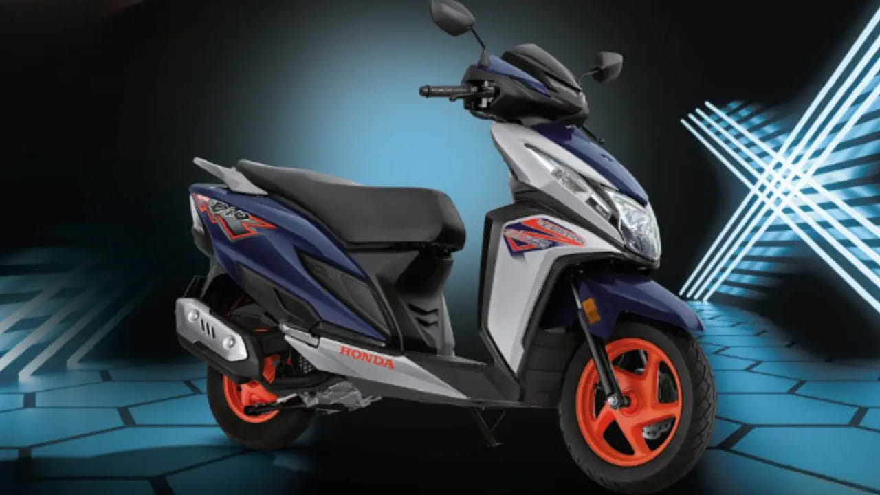  హోండా డియో (Honda Dio): హోండా డియో ఒక శక్తివంతమైన స్కూటర్‌గా ప్రసిద్ధి చెందింది. హోండా డియో దాని స్పోర్టీ రూపానికి, శక్తివంతమైన పనితీరుకు ప్రసిద్ధి చెందింది. అయితే, పెరుగుతున్న పోటీ దాని అమ్మకాలపై కొద్దిగా ప్రభావం చూపింది. హోండా డియో మైలేజ్ సుమారు 50 నుండి 55 కి.మీ. ఉంటుంది. హోండా డియో ఎక్స్-షోరూమ్ ధర రూ. 72,801 నుండి ప్రారంభమవుతుంది.