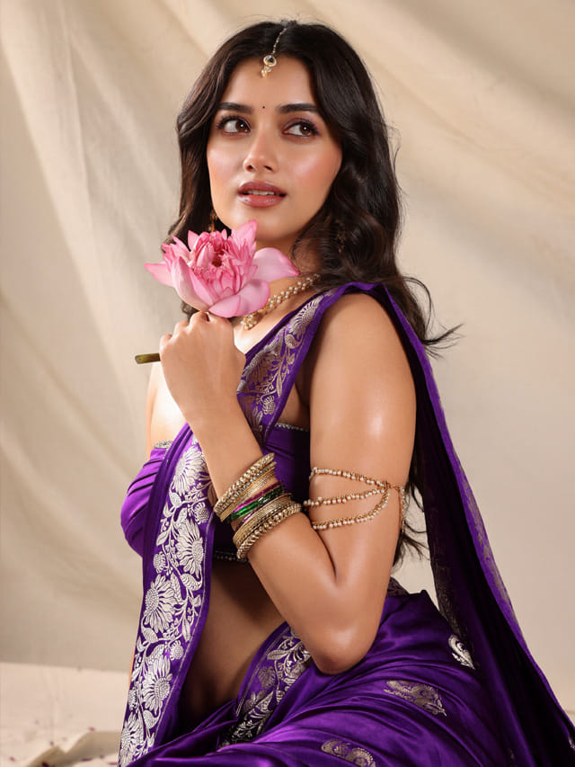 ఆమె చూపులు సమ్మోహనమే.. అందం అద్భుతమే.. నిద్ర లేకుండా చేస్తున్న భాగ్యశ్రీ..