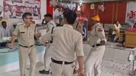 జైల్లో జైలర్ జల్సాలు.. యూనిఫాం పరువు తీశారు!