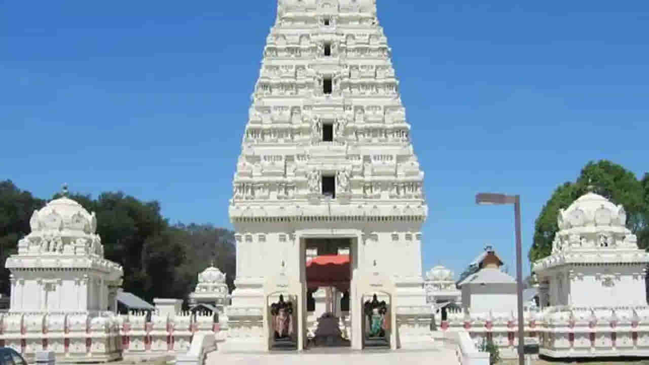 Vemulawada: భీమేశ్వర ఆలయంలో మరోమారు ప్రత్యక్షమైన నాగరాజు.. పాము భయంతో పరుగులు తీసిన భక్తులు!