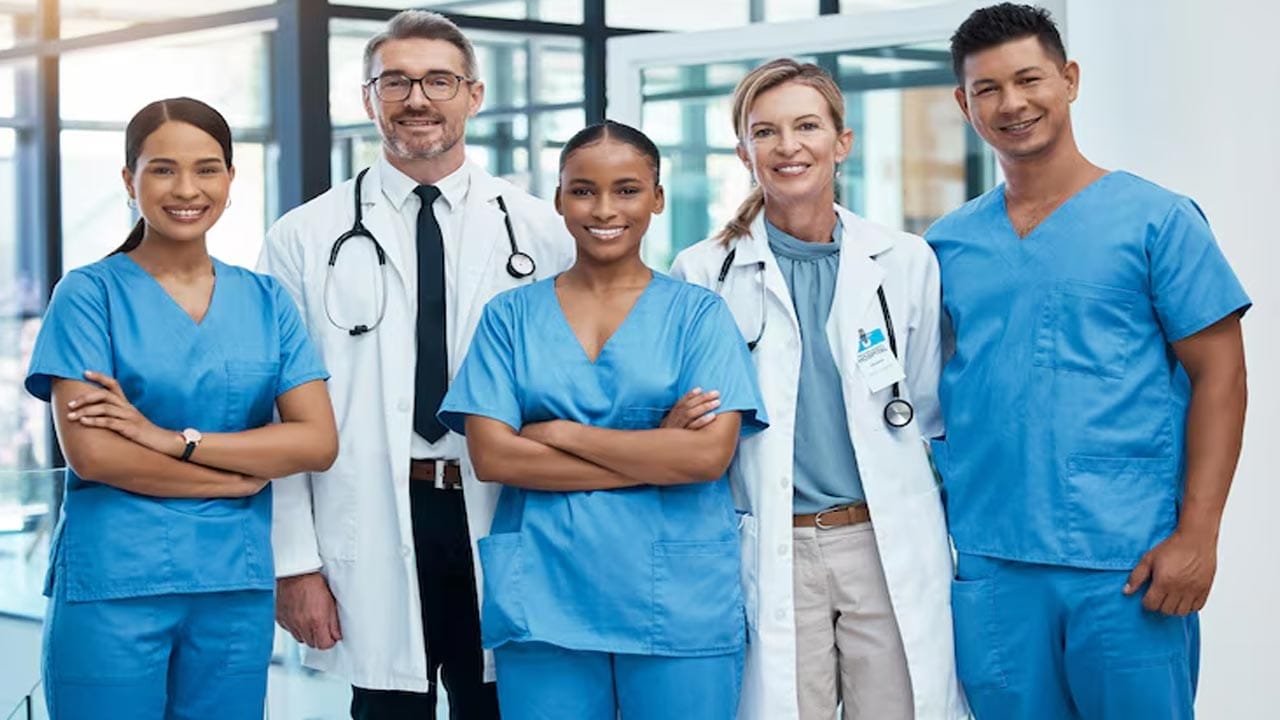 బీపీటీ (BPT - Bachelor of Physiotherapy): ఆధునిక జీవనశైలి, క్రీడా గాయాలు, ఆర్థోపెడిక్ సమస్యలు పెరుగుతుండటంతో ఫిజియోథెరపిస్టుల ప్రాధాన్యత పెరిగింది. బీపీటీ పూర్తి చేసిన వారికి ఆసుపత్రులు, స్పోర్ట్స్ అకాడమీలు, ఫిట్నెస్ సెంటర్లు, రిహాబిలిటేషన్ సెంటర్లలో మంచి ఉపాధి లభిస్తుంది.