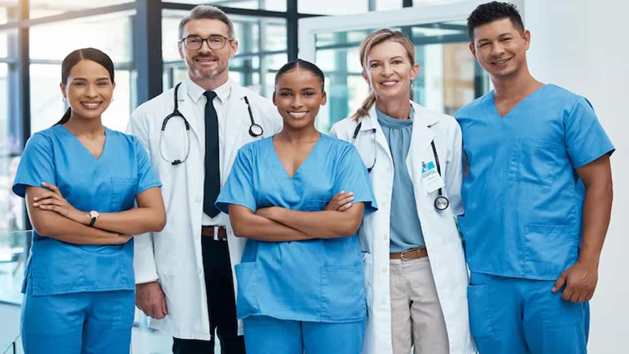 బీపీటీ (BPT - Bachelor of Physiotherapy): ఆధునిక జీవనశైలి, క్రీడా గాయాలు, ఆర్థోపెడిక్ సమస్యలు పెరుగుతుండటంతో ఫిజియోథెరపిస్టుల ప్రాధాన్యత పెరిగింది. బీపీటీ పూర్తి చేసిన వారికి ఆసుపత్రులు, స్పోర్ట్స్ అకాడమీలు, ఫిట్‌నెస్ సెంటర్లు, రిహాబిలిటేషన్ సెంటర్లలో మంచి ఉపాధి లభిస్తుంది.