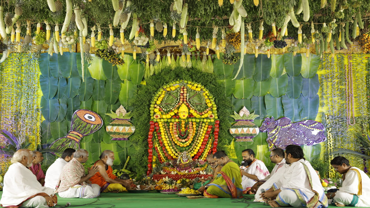 అలానే ఆలయంలోని రాజరాజేశ్వరిదేవికి, ఆలయం ఎదురుగా ఉన్న గ్రామదేవత అంకాలమ్మకు ప్రత్యేక పూజలు, శాకాలంకరణ చేశారు.  అమ్మవారిని శాకాలతో అర్చించడం వల్ల సకాలంలో వర్షాలు కురిసి పంటలు బాగా పండుతాయని ప్రతీతి. 

