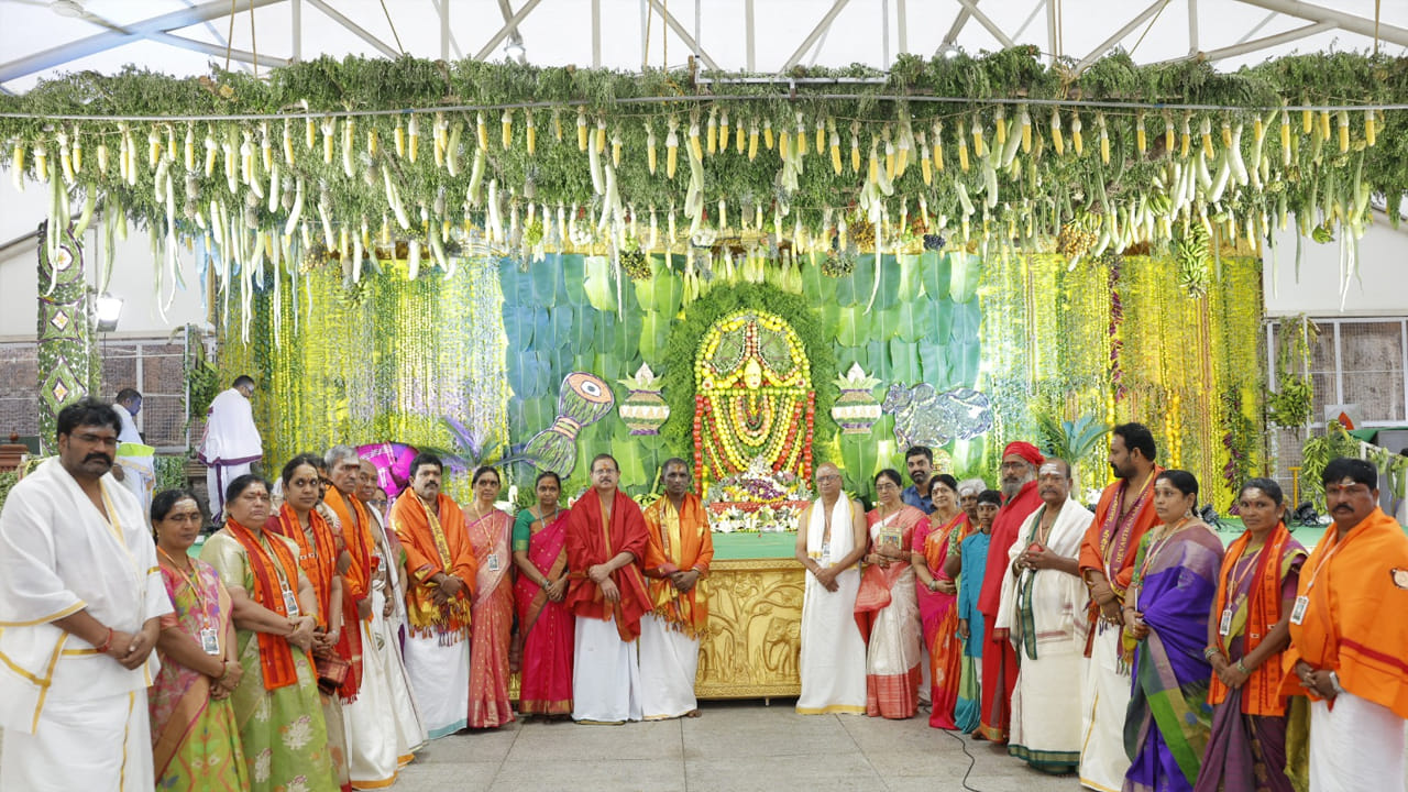 అలాగే దేవాలయ ప్రాంగణాన్ని వేల కేజీల పలు రకాల ఆకు కూరలు,  కూరగాయలు, వివిధ ఫలాలతో అలంకరించి ప్రత్యేక పూజలు నిర్వహించి,  కర్పూర హారతులిచ్చారు. 
