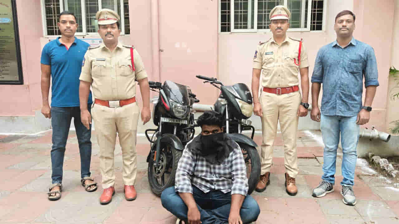 Telangana: చౌరస్తాలో బైక్పై అనుమానాస్పదంగా కనిపించిన యువకుడు.. ఆరా తీసిన పోలీసులు షాక్..!