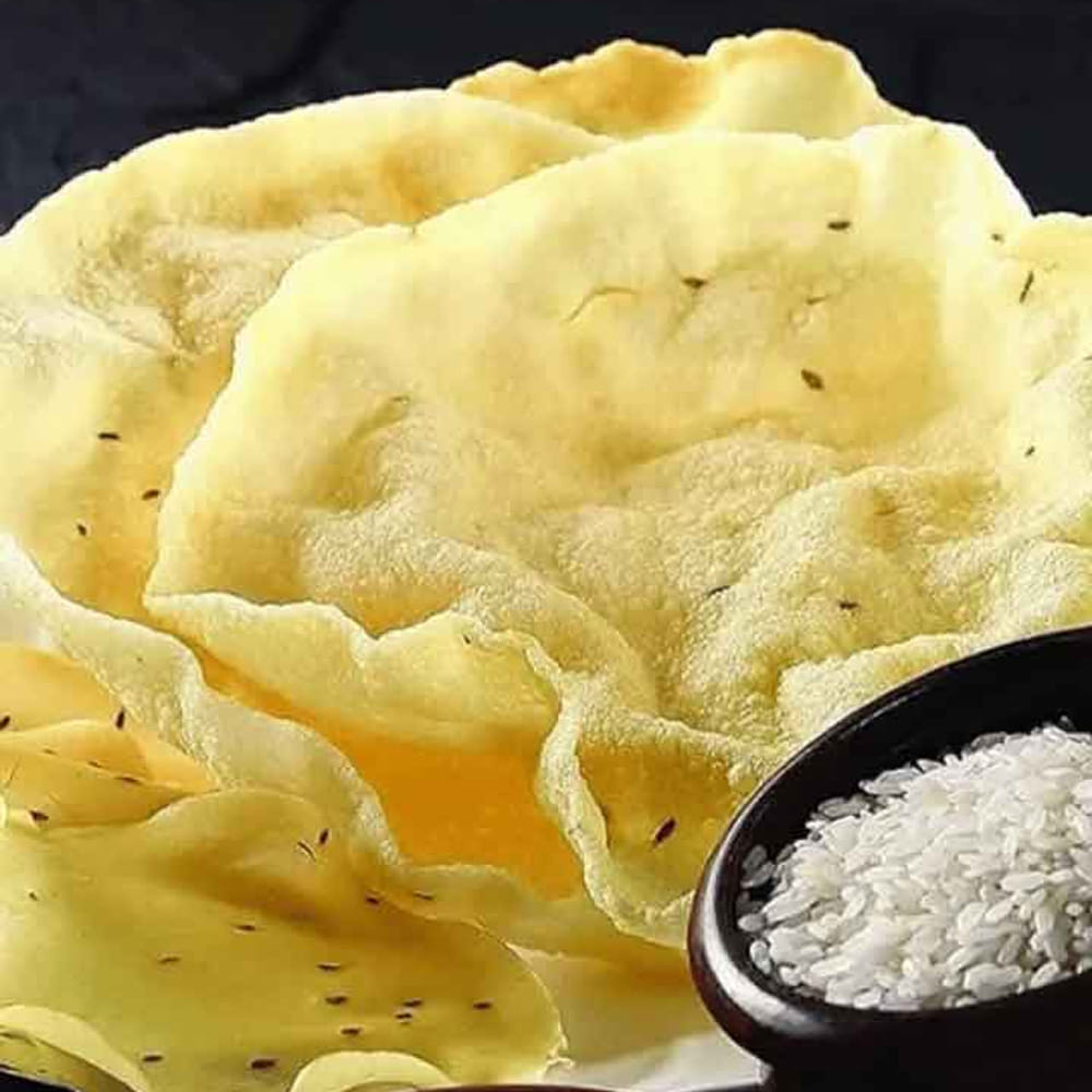 చివరగా ఒక ప్లాస్టిక్ కవర్ పై కొద్దిగా ఆయిల్ రాసి, ఒక గుంట గరిటెతో పిండిని తీసుకుని కవర్ పై ఉంచి, పైన మరో చిన్న కవర్ వేసి ఒక ఫ్లాట్ ప్లేట్ తో లైట్ గా ప్రెస్ చేస్తే గుండ్రటి అప్పడం షేప్ లోకి వస్తుంది. వీటిని ఇంట్లోనే ఫ్యాన్ కింద ఆరబెడితే సాయంత్రానికి ఎండిపోతాయి. ఆ తర్వాత రెండు గంటలు ఎండలో పెట్టి డబ్బాలో స్టోర్ చేసుకోవాలి. ఆయిల్ బాగా వేడి చేసి వేయిస్తే ఇవి తెల్లగా భలే పొంగుతాయి. ఈ సులభమైన సాంప్రదాయ పిండివంటకం మీ ఇల్లంతటా సంతోషాన్ని మరియు అద్భుతమైన కమ్మటి రుచిని నింపడం ఖాయం.