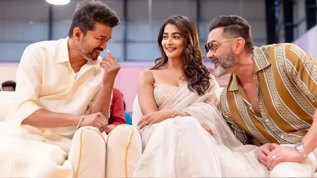 తలపతి విజయ్ తాజా చిత్రంపై తొలి స్పందనలు కూడా వెలువడ్డాయి. ఈ సినిమాకు ప్రధాన బలం హీరో టైటిల్ కార్డ్. నిజానికి విజయ్ సినిమాల టైటిల్ కార్డ్స్ కు సెపరేట్ ఫ్యాన్ బేస్ ఉంది. ఈ క్రమంలో తాజాగా విజయ్ చివరి సినిమాకు ఆయన అసెంబ్లీ సిగ్నేచర్ లుక్ జత చేయడంతో ఫ్యాన్స్ ఆశ్చర్యపోయారు. జన నాయగన్ సినిమా చూస్తూ తెగ ఎంజాయ్ చేస్తున్నారు ఫ్యాన్స్. ప్రస్తుతం ఈ చిత్రానికి అన్ని వర్గాల అడియన్స్ నుంచి పాజిటివ్ రెస్పాన్స్ వస్తుంది.