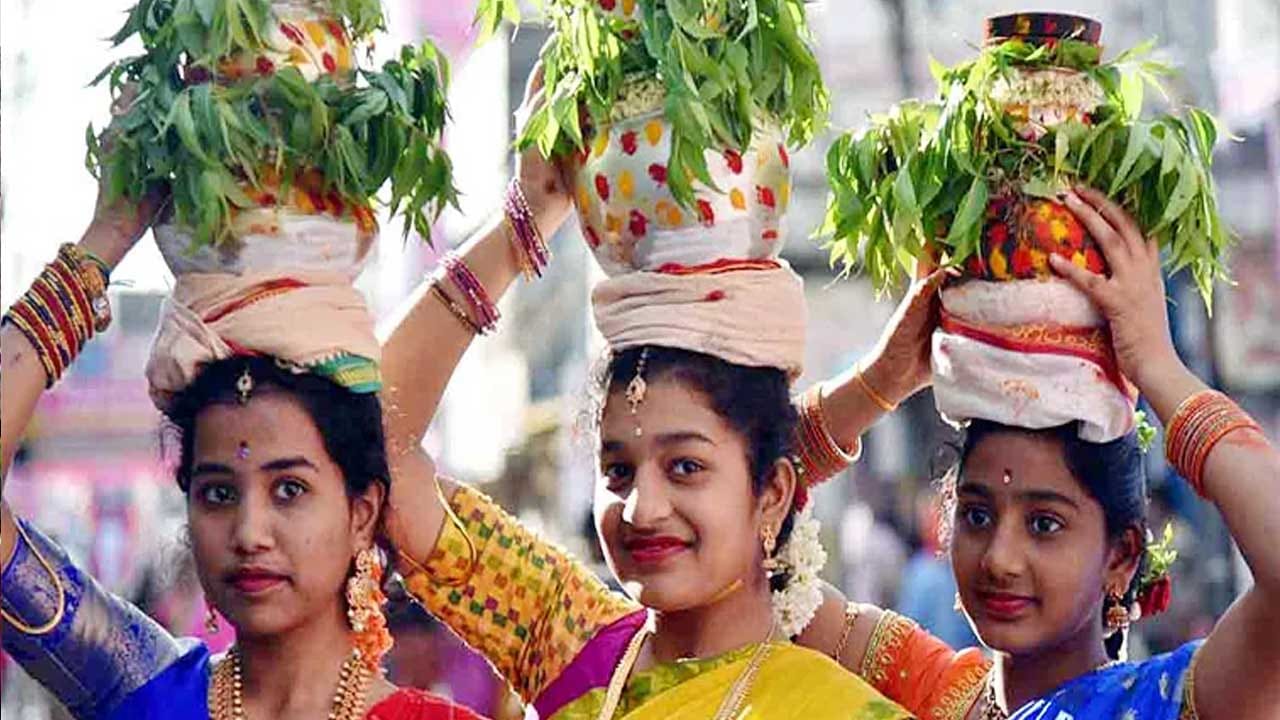 అయితే ఈ బోనాన్ని కొంత మంది గ్లాస్ పెసరపప్పు, బెల్లం, పాలు, నెయ్యి, యాలకుల పొడి, నీళ్లతో వండుతుంటారు. ముందుగా బియ్యం, పెసరపప్పును శుభ్రంగా మంచి నీరుతో కడిగి అరగంట పాటు నానబెడతారు. తర్వాత మట్టి కుండలో సరిపడ నీళ్లు పోసి అవి మరుగుతున్న సమయంలో పప్పు వేసి ఉడకబెడతారు. అది బాగా ఉడికి మెత్తగా అయిన తర్వాత అందులో బెల్లం వేస్తారు. తర్వాత పాలు, యాలకుల పొడి వేసి 15 నిమిషాల పాటు ఉడకనిస్తారు.అంతే బోనం నైవేద్యం రెడీ.
