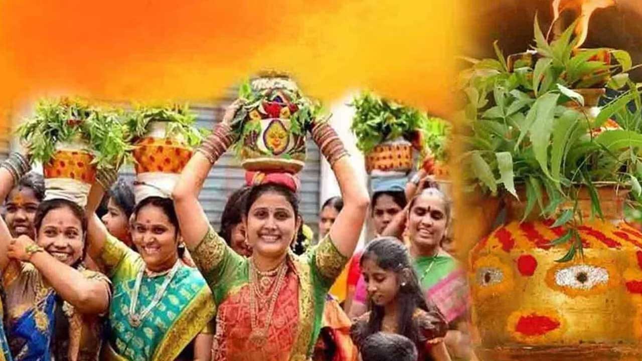 మరికొంత మంది పసుపు అన్నం వండుతుంటారు. ఇంకొంత మంది చక్కెర వేసి కూడా బోనం వండుతారు. ఇలా ఒకొక్కరూ ఒక్కో విధంగా దేవతలకు తమకు ఇష్టమైన నైవేద్యం వండి పెడుతుంటారు. నోట్ : ఈ వార్తలలో ఇవ్వబడిన సమాచారం మత విశ్వాసాలపై ఆధారపడి ఉంది. పాఠకుల ఆసక్తి మేరకు.. పలువురు పండితుల సూచనలు, వారి తెలిపిన అంశాల ఆధారంగా అందించినవి మాత్రమే.. వీటిలో ఎలాంటి శాస్త్రీయ ఆధారాలు లేవని పాఠకులు గమనించాలి. టీవీ9 తెలుగు దీనిని ధృవీకరించలేదు